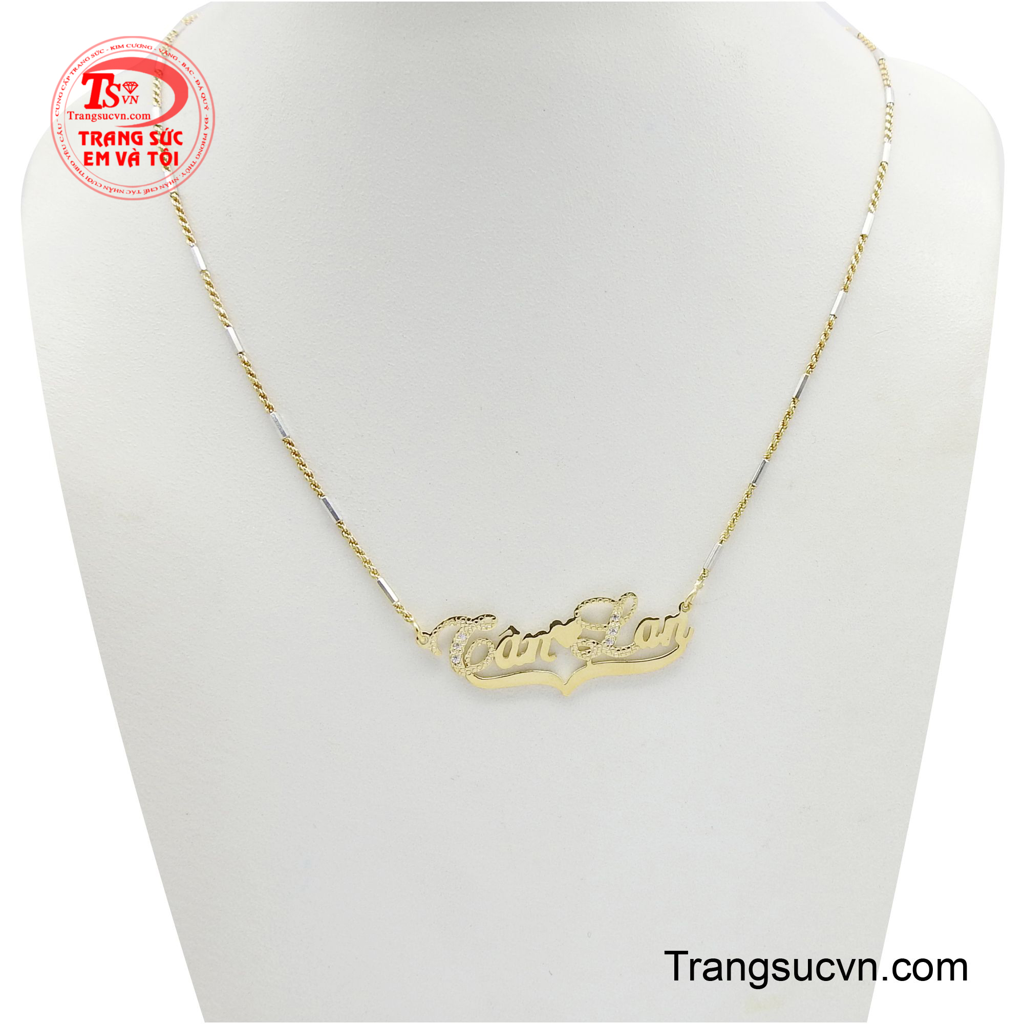 Bộ mặt dây chữ vàng 18K được thiết kế trang nhã dễ dàng kết hợp với nhiều kiểu trang phục khác nhau.
