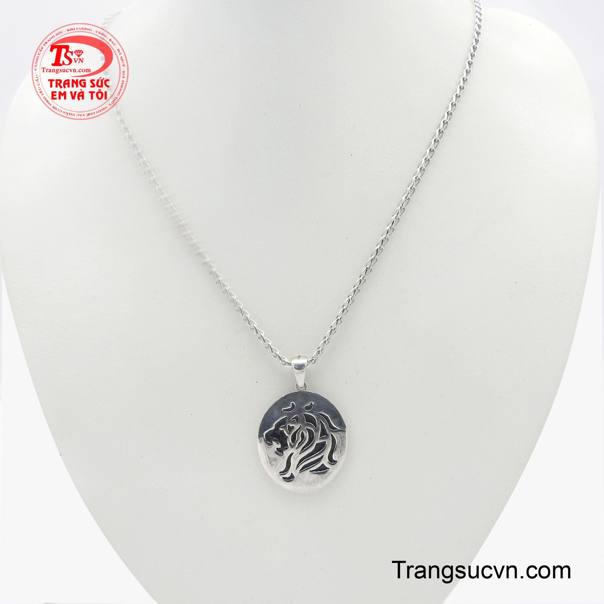 Bộ mặt dây vàng trắng gắn kim cương hiện lên như một dòng chảy ánh sáng tinh khiết, kết nối mặt dây chuyền đầy ấn tượng.