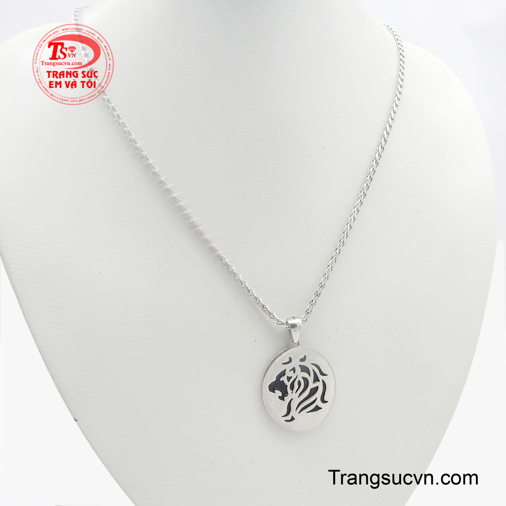 Sợi dây vàng trắng chắc chắn, tôn lên vẻ đẹp của mặt dây - nơi sự tinh xảo được thể hiện trọn vẹn.
