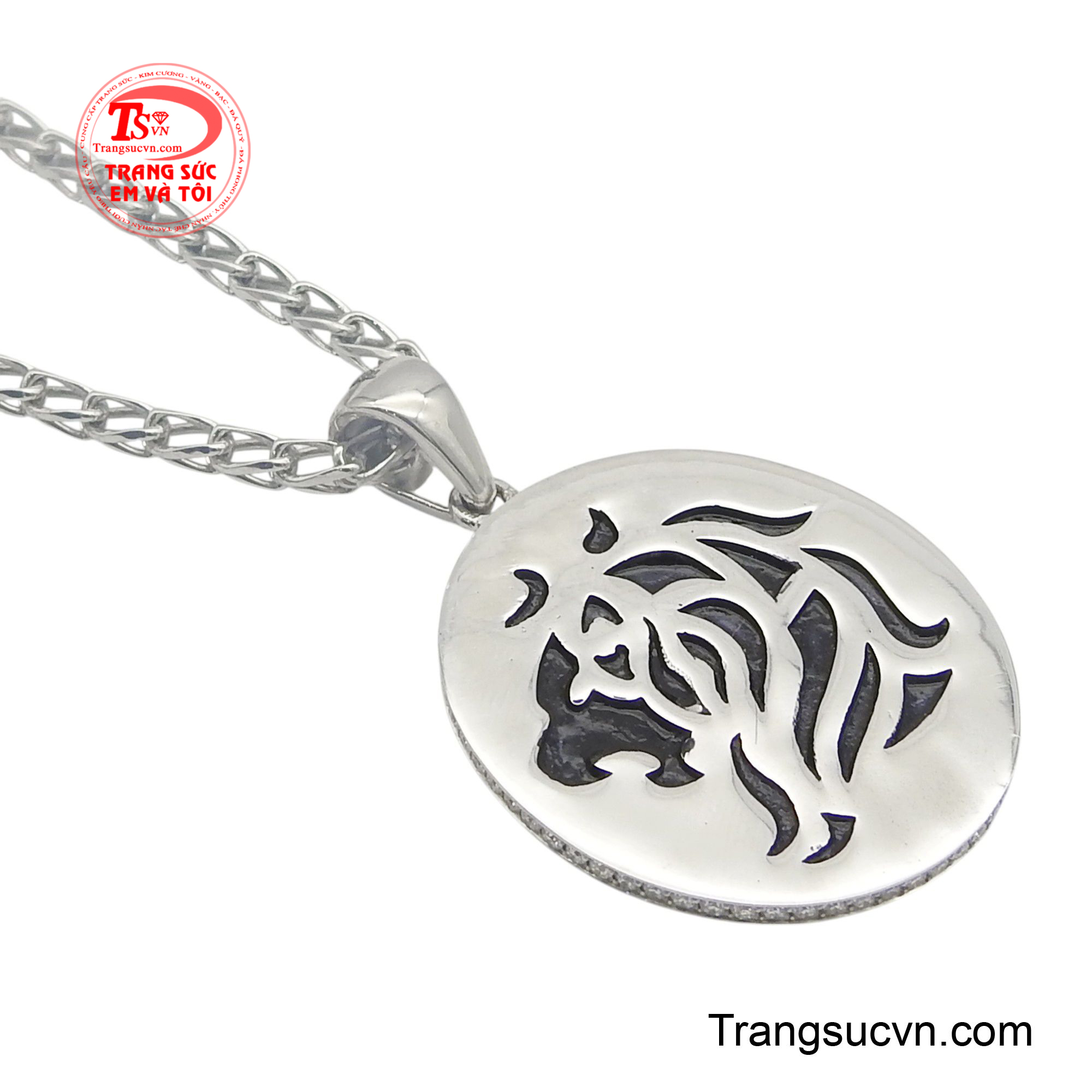 Với chất liệu vàng 18K cao cấp mang đến sự sang trọng và bền bỉ, tạo nên một tổng thể hài hòa, đẳng cấp.