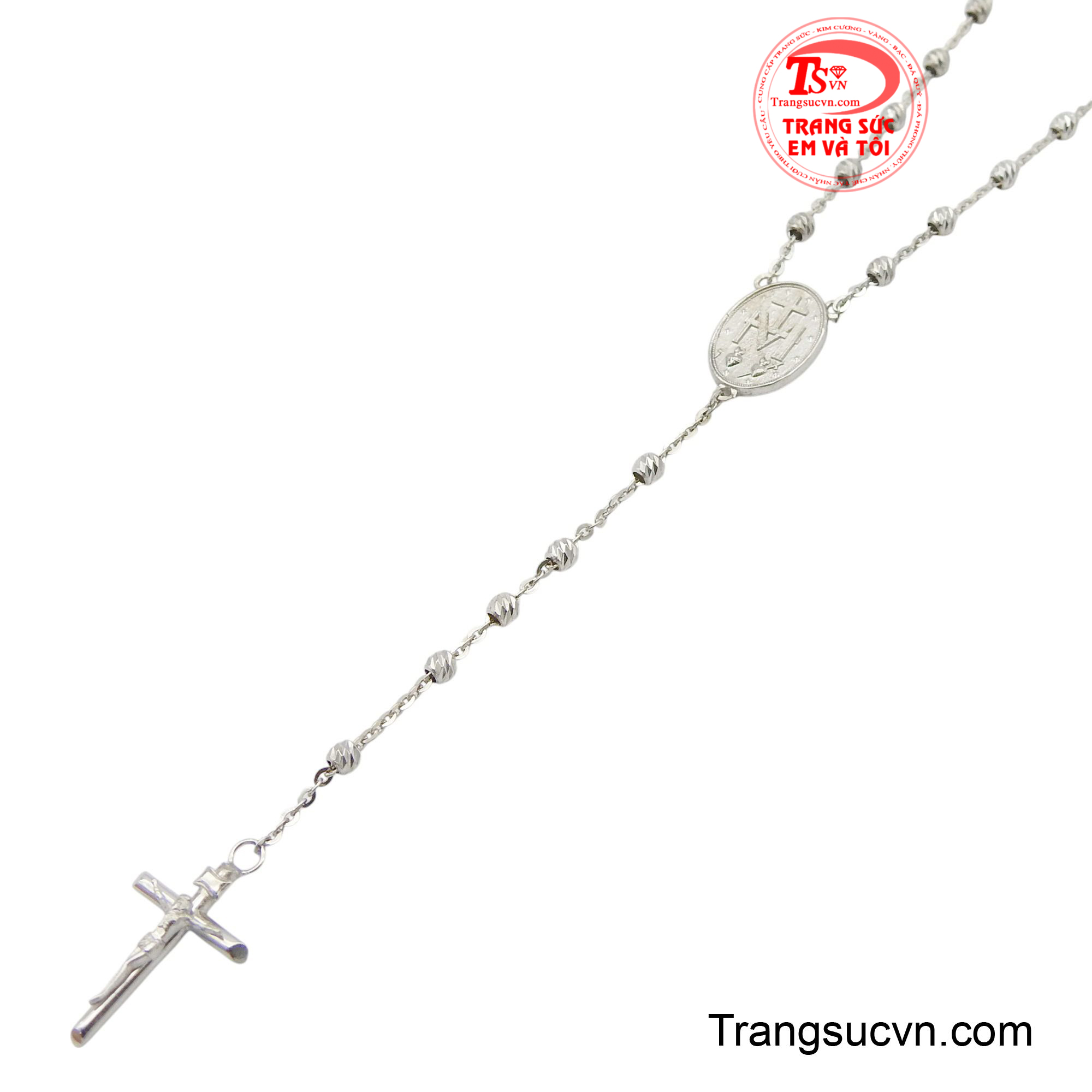 Với chất liệu vàng trắng 18K quý giá, chuỗi mân côi này không chỉ là vật phẩm cầu nguyện thiêng liêng giúp người Kitô hữu suy ngẫm về cuộc đời Chúa Giêsu và Đức Mẹ Maria, mà còn là món trang sức tinh tế thể hiện đức tin sâu sắc.