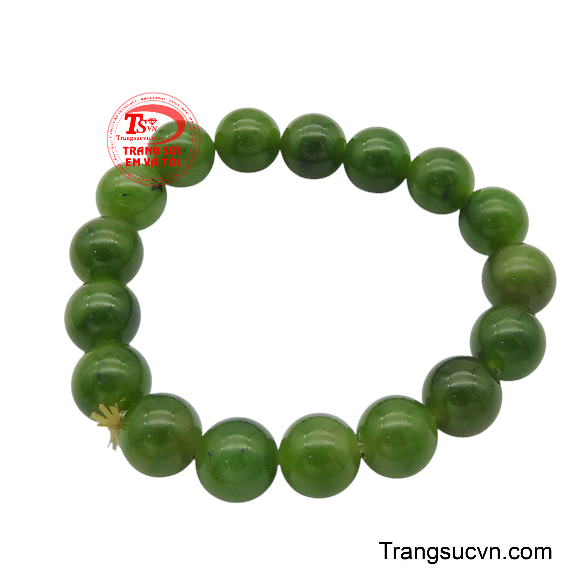 Mỗi hạt ngọc được chế tác tròn trịa, nhẵn bóng, phản chiếu ánh sáng nhẹ nhàng, tạo nên vẻ đẹp tinh tế và sang trọng.