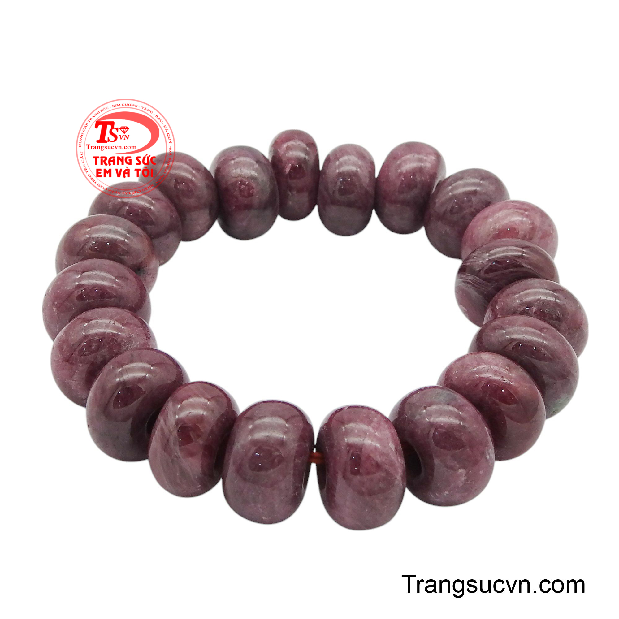 Mỗi viên đá được mài dũa tự nhiên, mang sắc đỏ tía sâu thẳm, ẩn chứa những vân ngọc độc đáo, như ghi dấu hành trình triệu năm từ lòng đất mẹ.