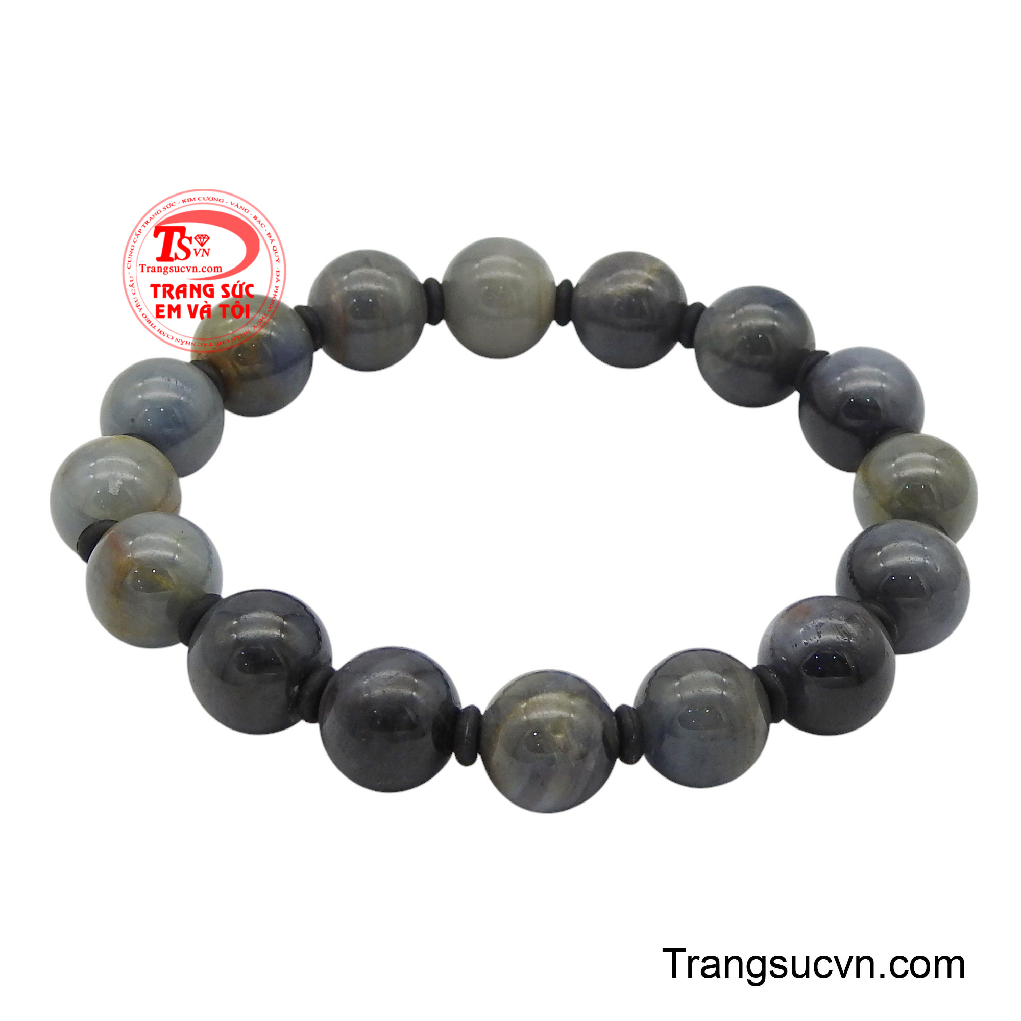 Mỗi viên sapphire tỏa ra năng lượng dịu mát, xoa dịu tâm hồn và mang đến cảm giác thư thái.