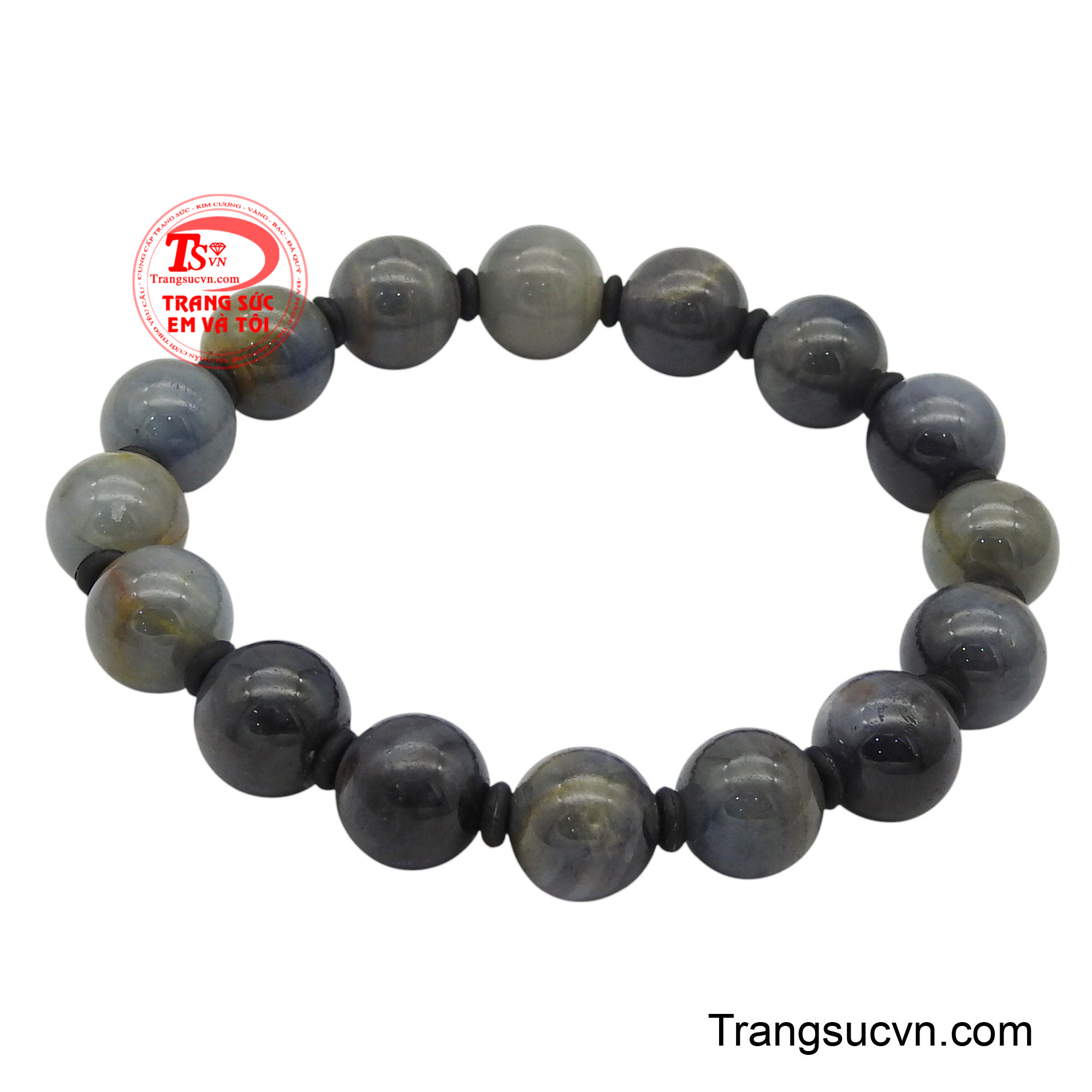 Sắc xanh dương trong trẻo của sapphire, viên đá của sự thật và lòng trung thực, như một lời nhắc nhở về sự bình yên nội tại.