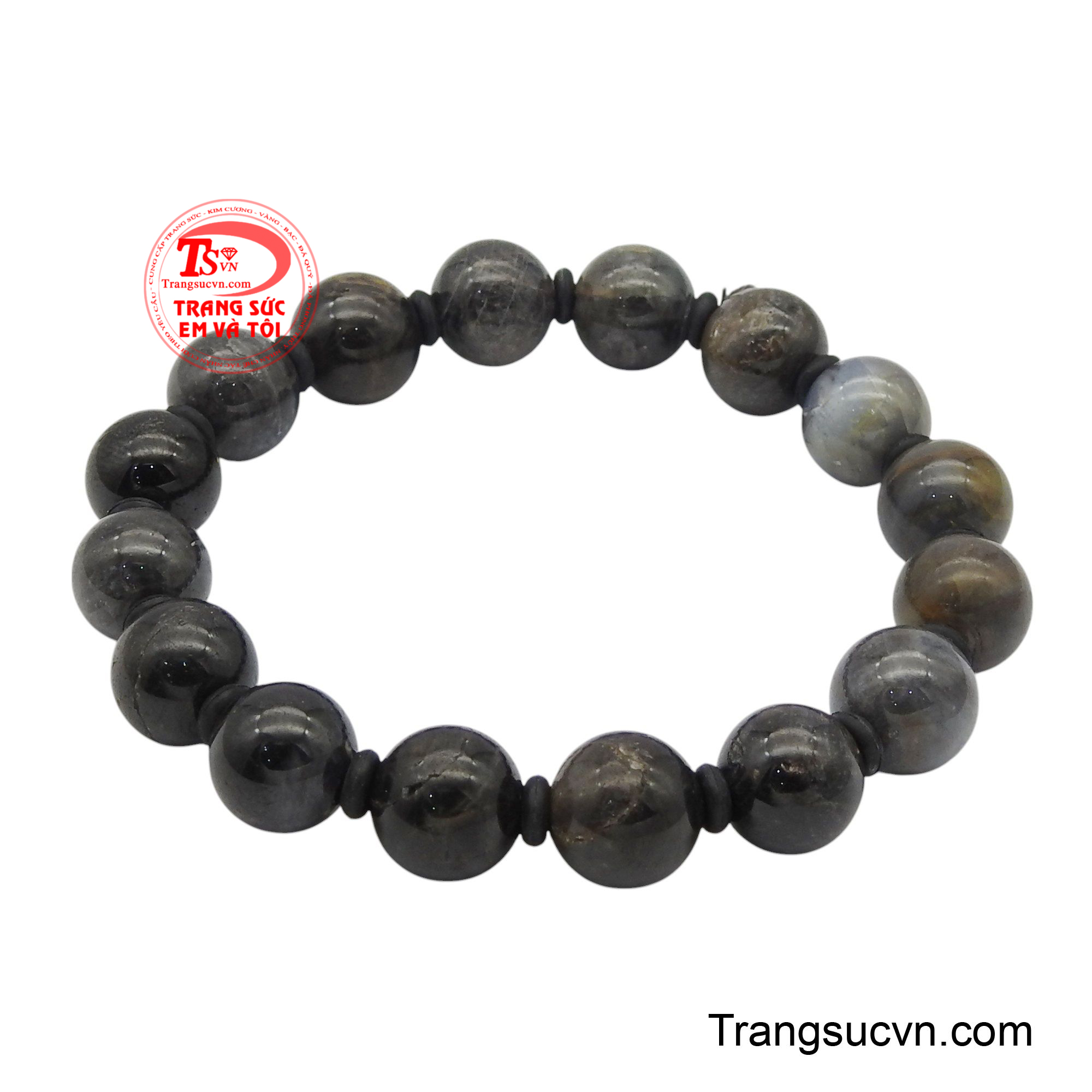 Đây không chỉ là món trang sức đẹp mắt mà còn là biểu tượng của gu thẩm mỹ tinh tế, sự duyên dáng và phong thái nhẹ nhàng, giúp người sở hữu luôn tự tin và tỏa sáng một cách tự nhiên nhất.
