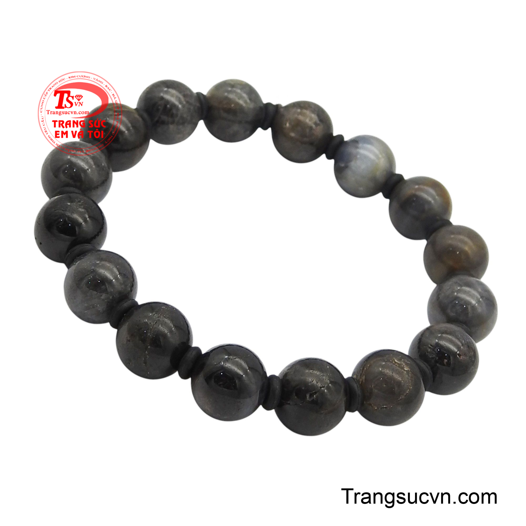 Sắc xanh dương trong trẻo của sapphire, viên đá của sự chân thành và niềm tin, tỏa ra ánh sáng dịu dàng, làm bừng sáng cổ tay người đeo.