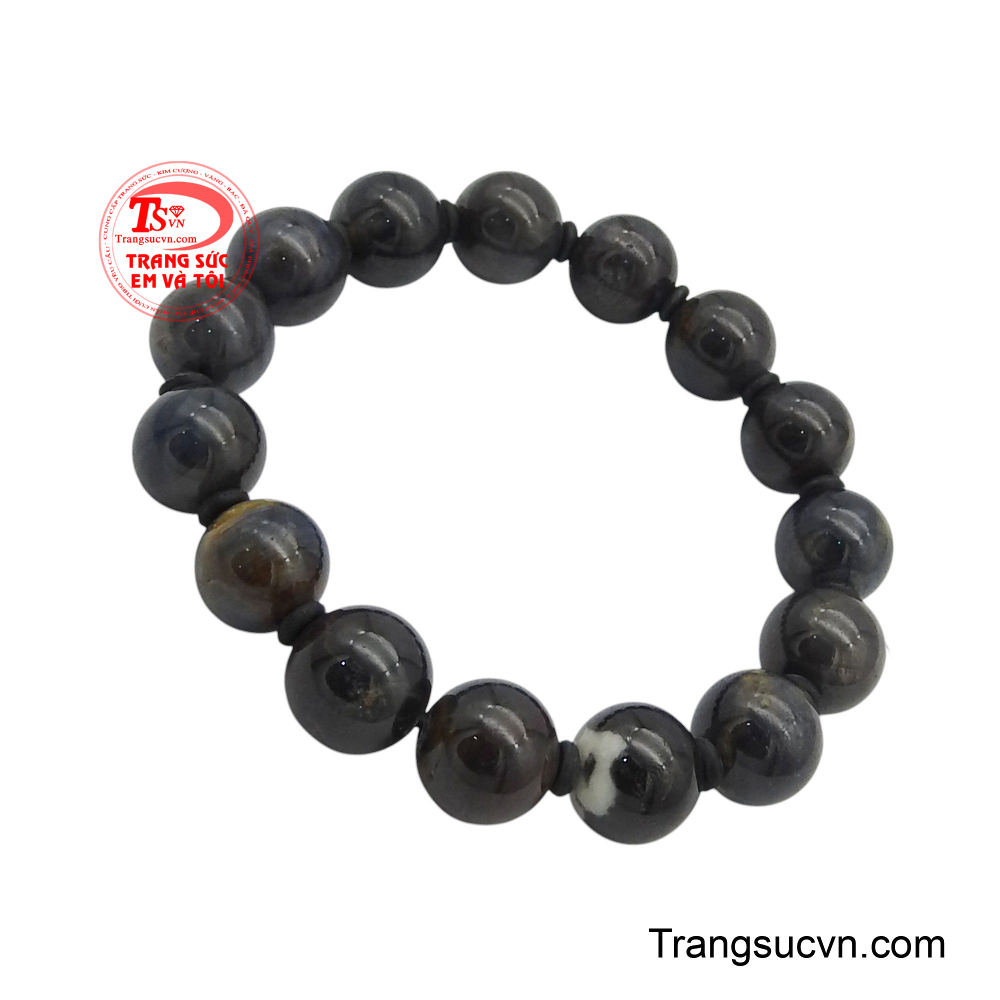 Sắc xanh của sapphire, viên đá của hy vọng và sự bảo vệ, như một lá bùa hộ mệnh, xua tan đi những điều không may và mở ra con đường thuận lợi.