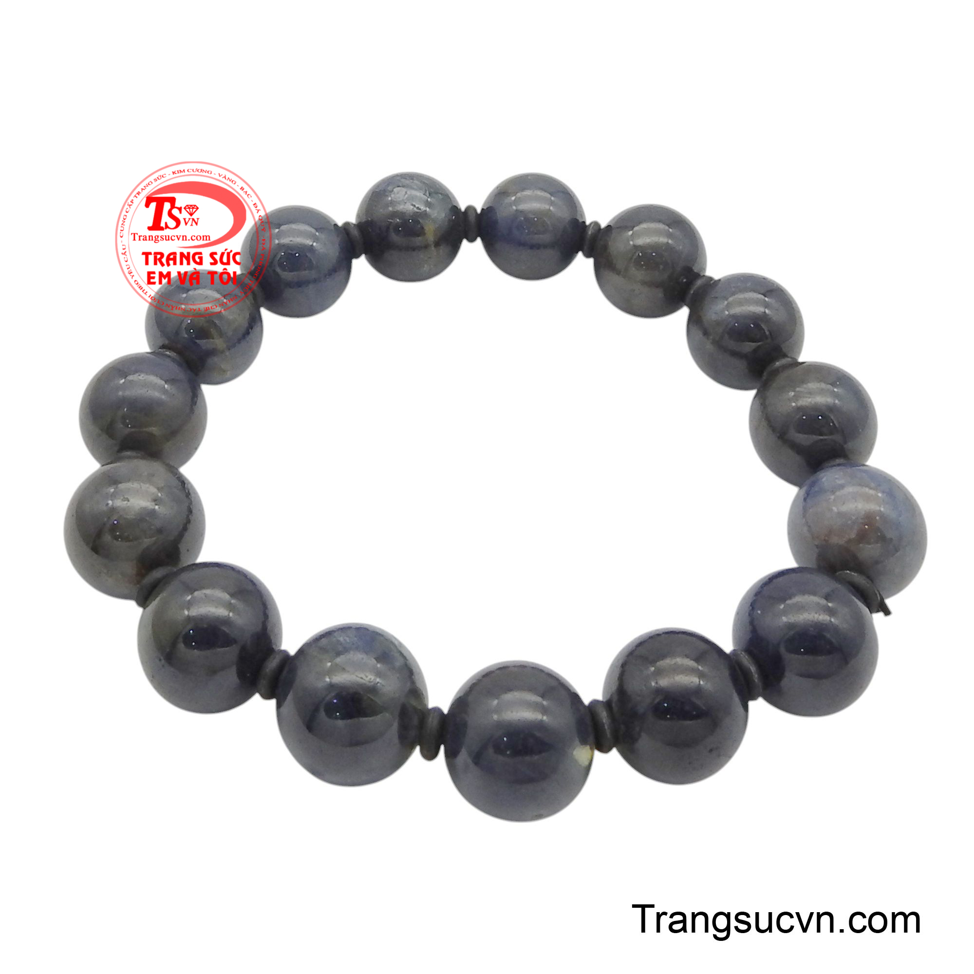 Chuỗi tay sapphire 14 ly đẹp những viên đá xanh biếc như giọt sương mai đọng lại vẻ đẹp tinh khôi.