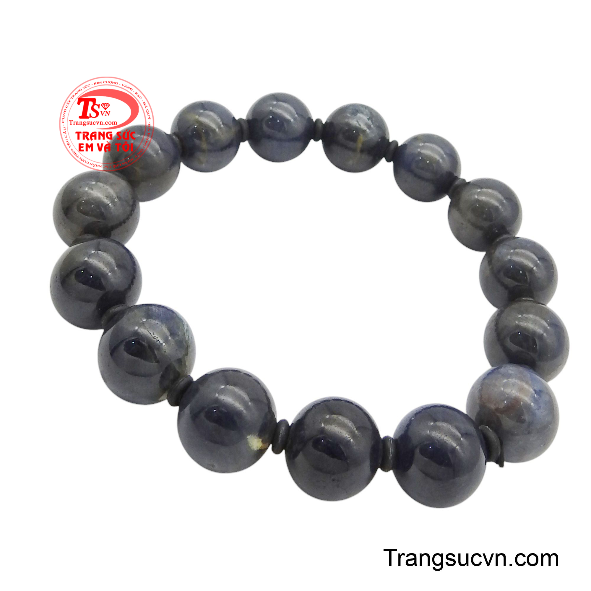 Sắc xanh dương trong trẻo của sapphire, viên đá của sự chân thành và niềm tin, tỏa ra ánh sáng dịu dàng, thu hút mọi ánh nhìn.