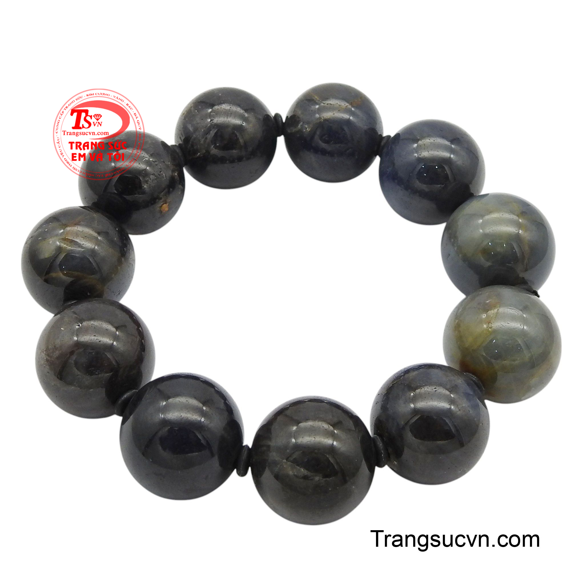 Chuỗi tay sapphire 19 ly hiện ra như một dải ngân hà thu nhỏ trên cổ tay, mỗi viên sapphire là một vì sao xanh thẳm bí ẩn.