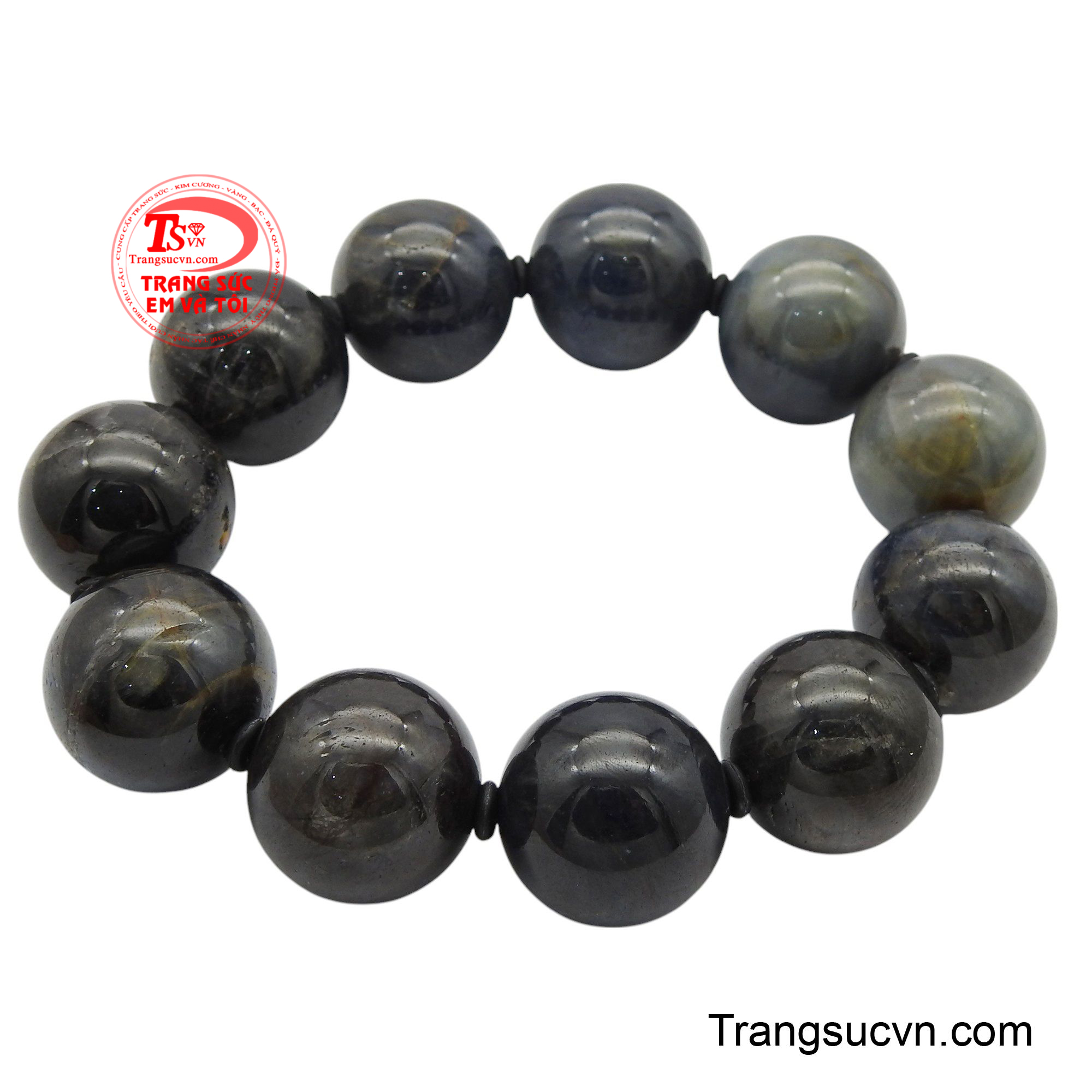 Sắc xanh dương sâu thẳm của sapphire, viên đá của trí tuệ và sự thật, như chứa đựng cả bầu trời đêm yên bình.