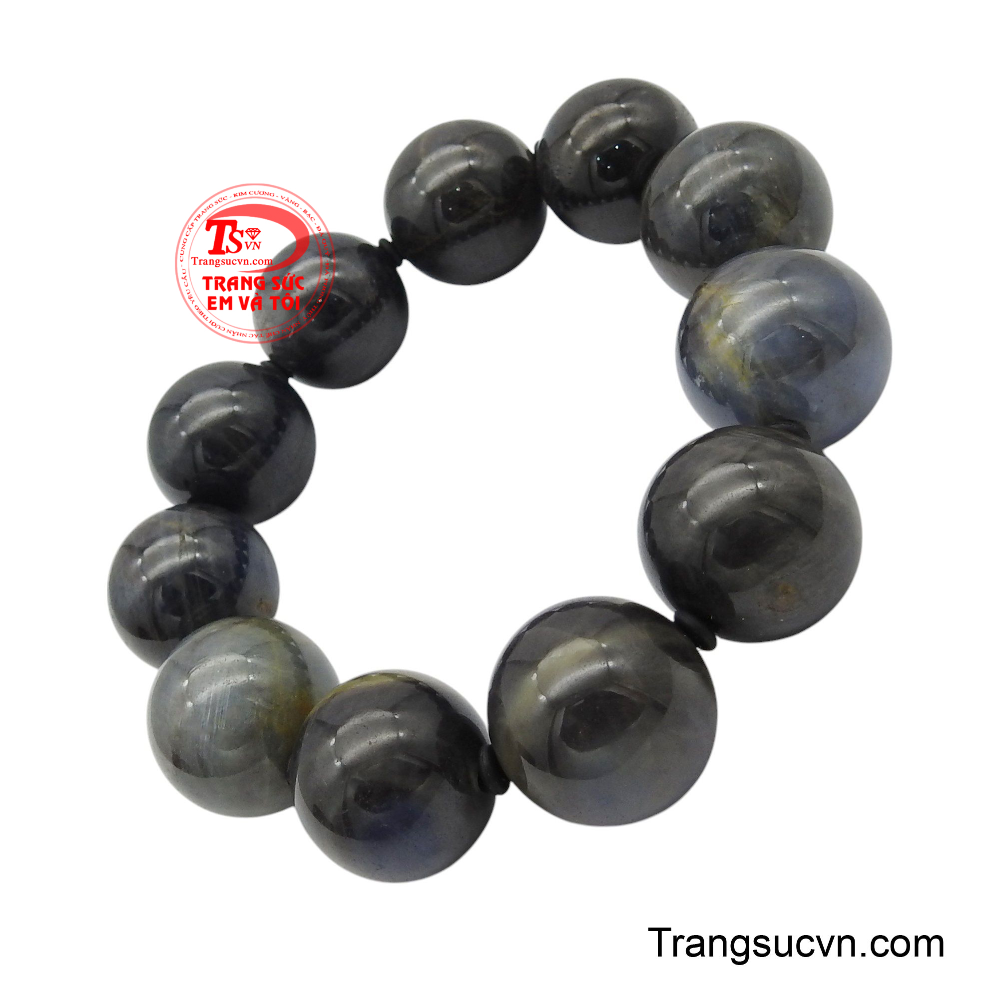 Sắc xanh dương đậm đà, viên mãn của những viên đá 21 ly tạo nên một vẻ đẹp ấn tượng, thu hút mọi ánh nhìn.