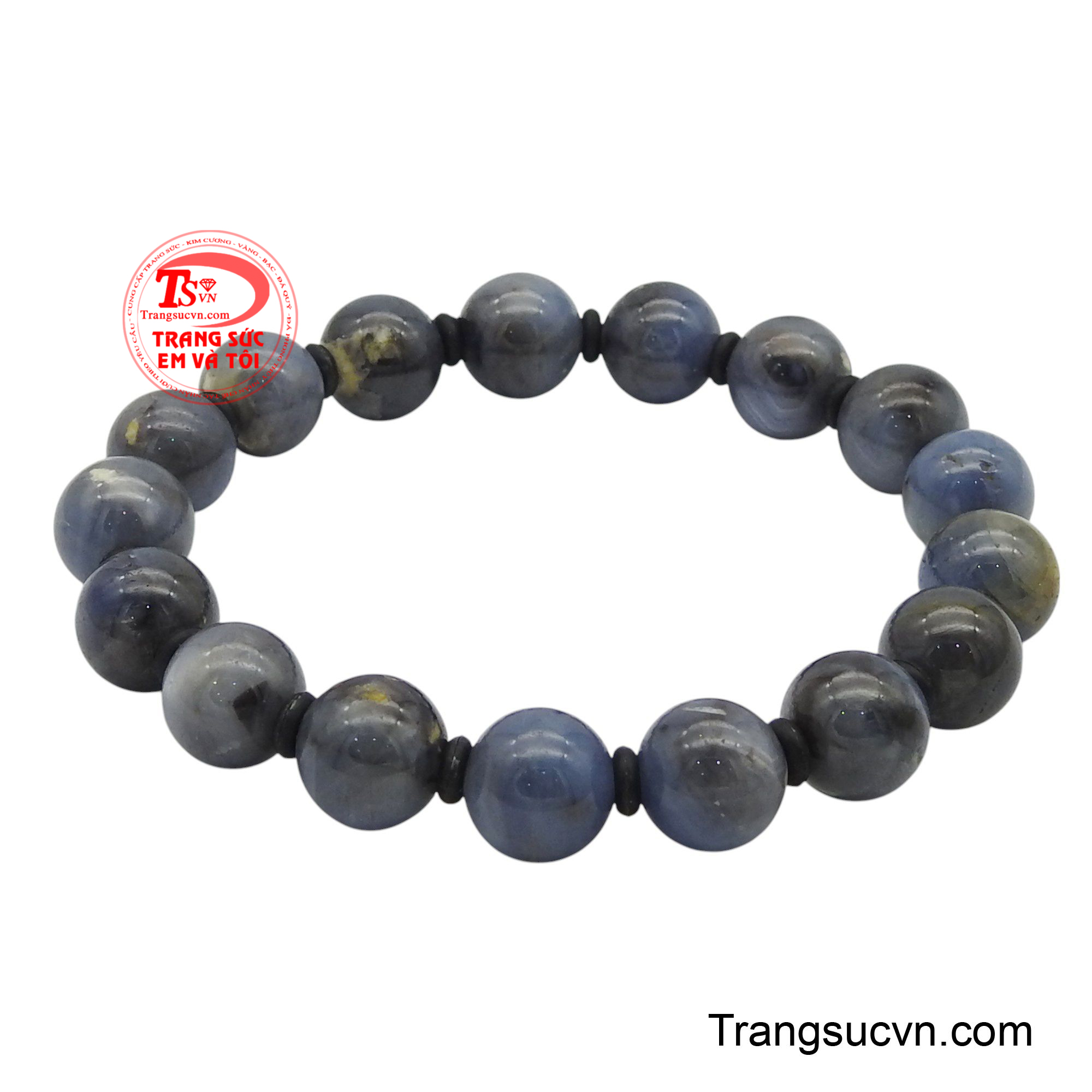 Mỗi viên sapphire được tuyển chọn kỹ lưỡng, mang sắc xanh hoàng gia sâu thẳm, phản chiếu ánh sáng rực rỡ, tạo nên vẻ đẹp quyền quý và đẳng cấp.