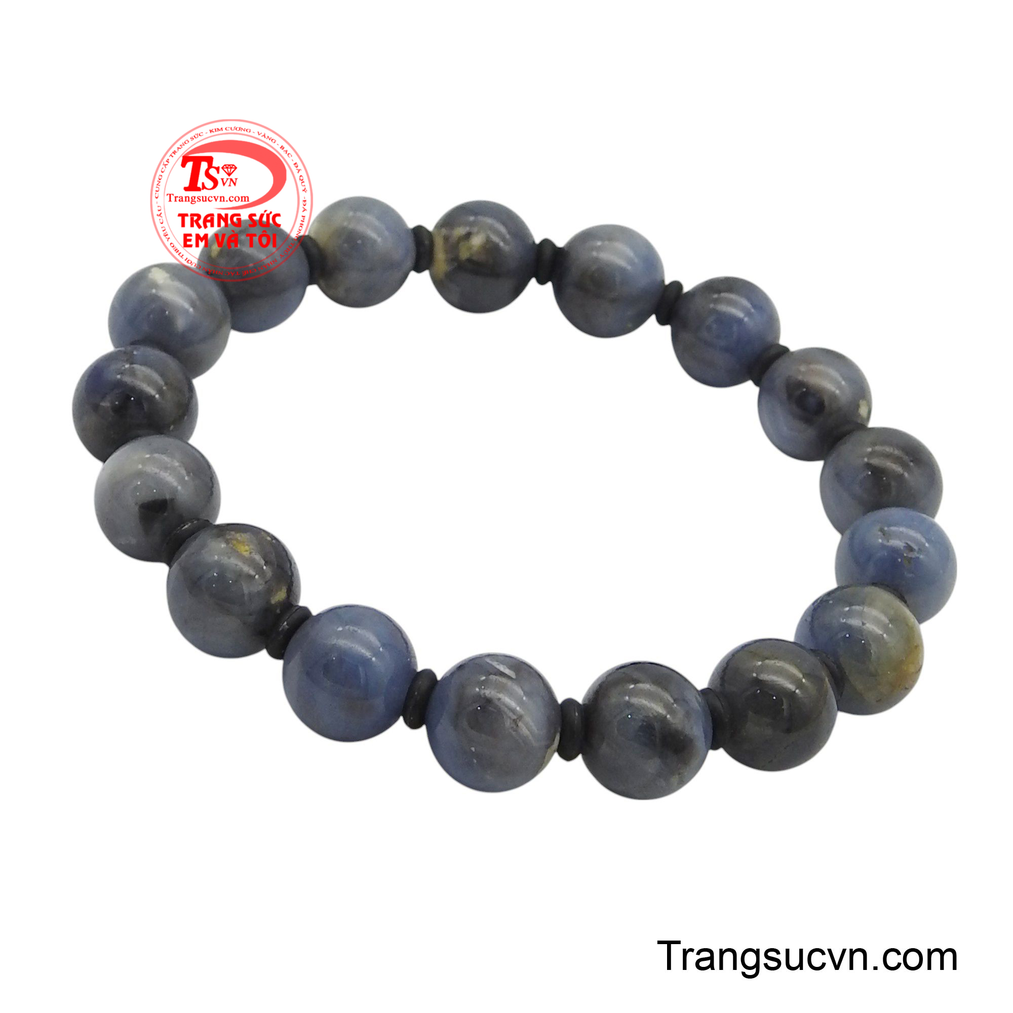Sự kết hợp hoàn hảo giữa những viên sapphire tinh khiết và chất liệu chế tác cao cấp tạo nên một món trang sức không chỉ đẹp mắt mà còn thể hiện gu thẩm mỹ tinh tế của người sở hữu.