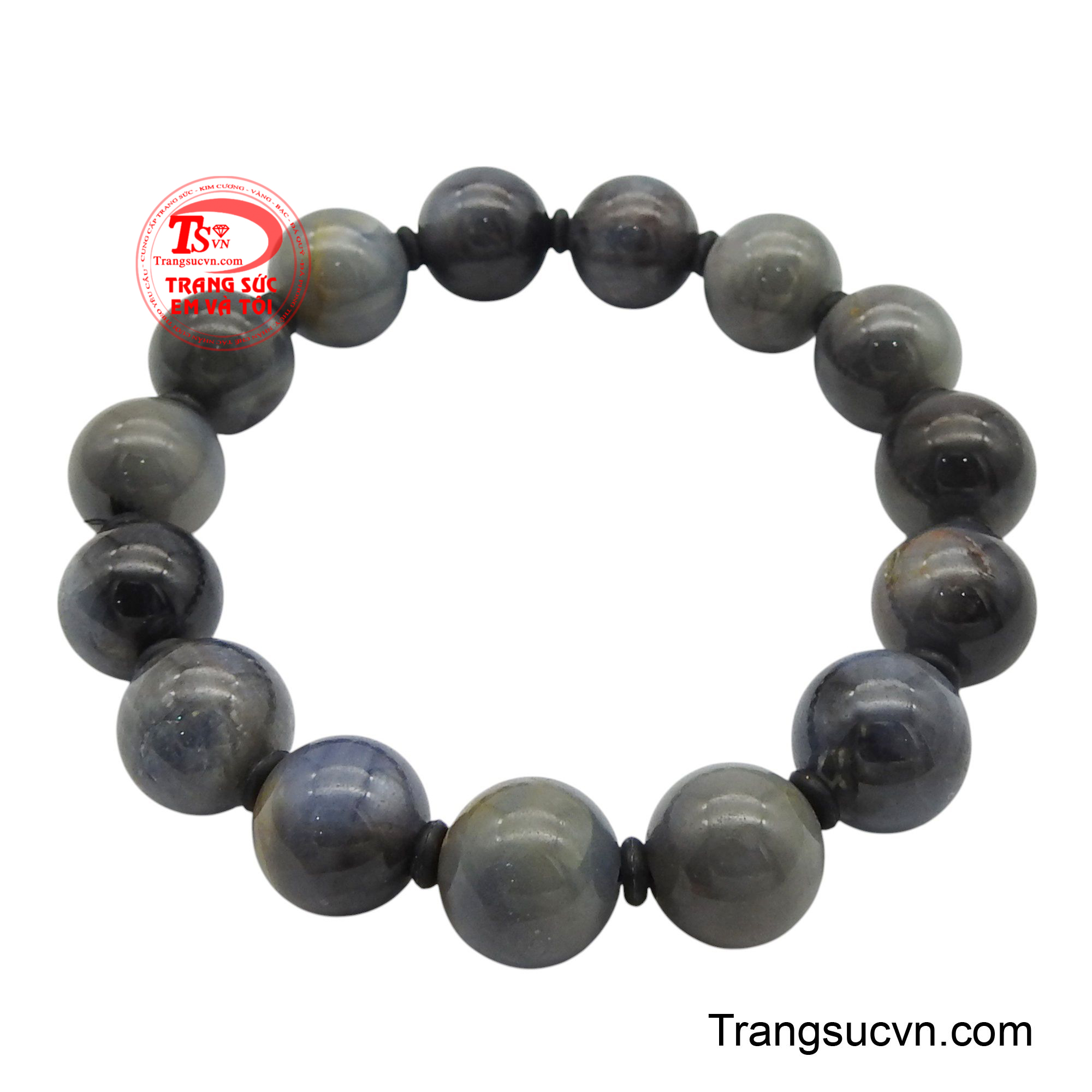 Mỗi viên sapphire lấp lánh như một ngôi sao dẫn lối, chiếu sáng con đường công danh và tài vận.