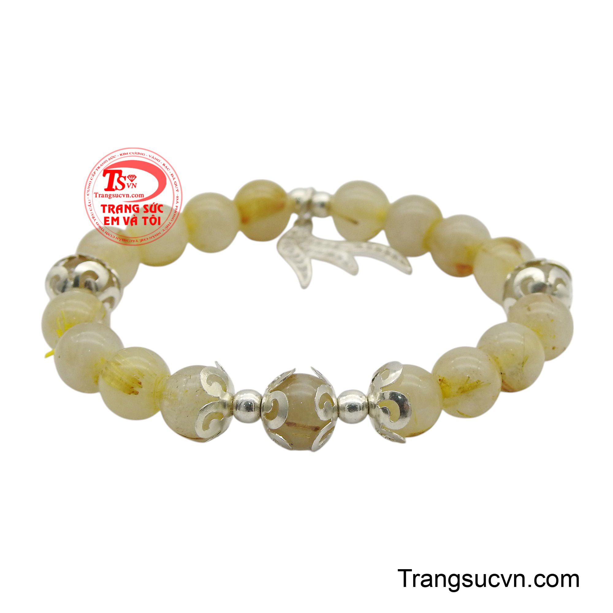 Xen kẽ giữa các hạt đá là những charm bạc được chạm khắc tinh xảo, mang đến sự hài hòa và điểm nhấn thu hút.