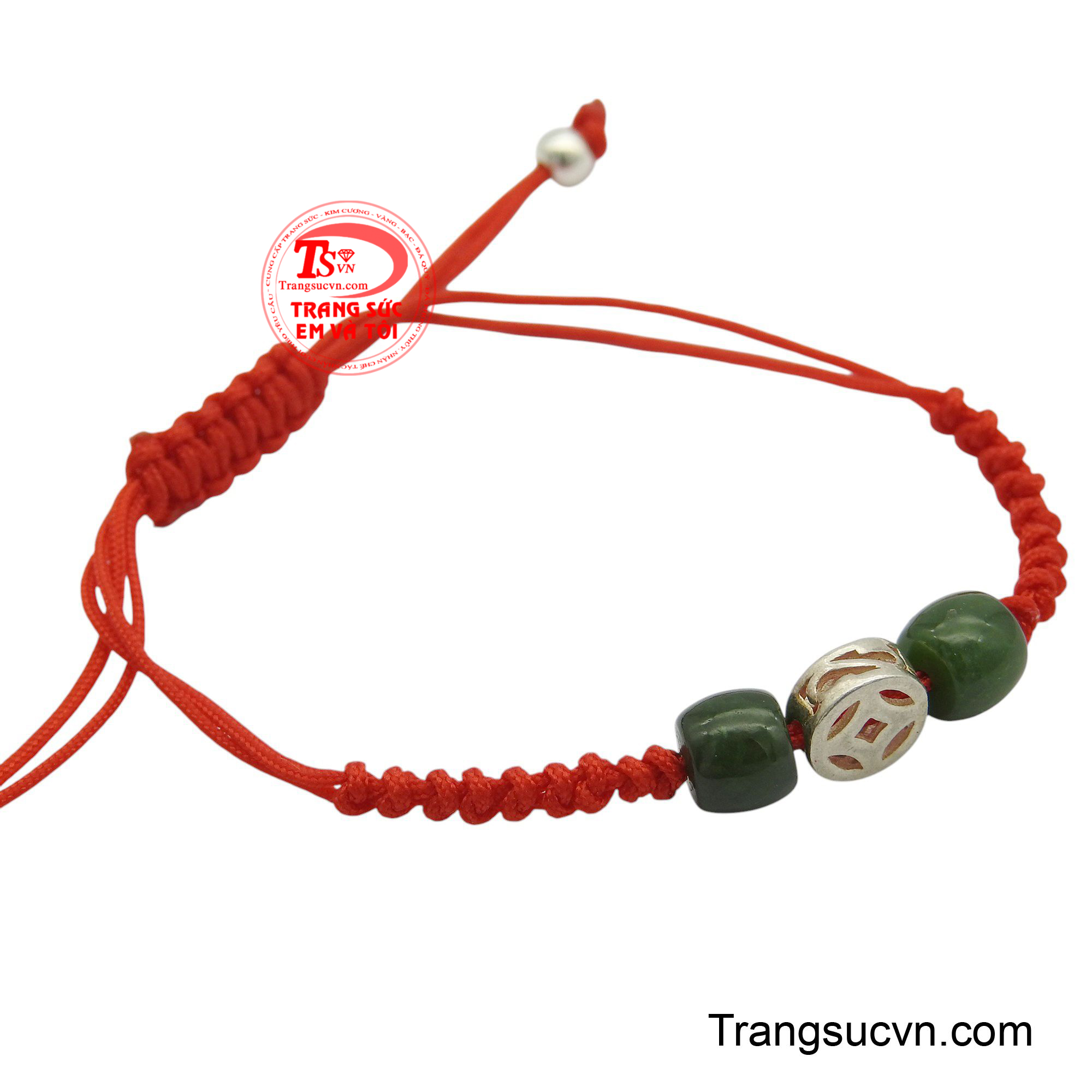 Điểm nhấn độc đáo là hạt bạc được chạm khắc hình đồng tiền cổ, tượng trưng cho sự thịnh vượng và tài chính dồi dào.