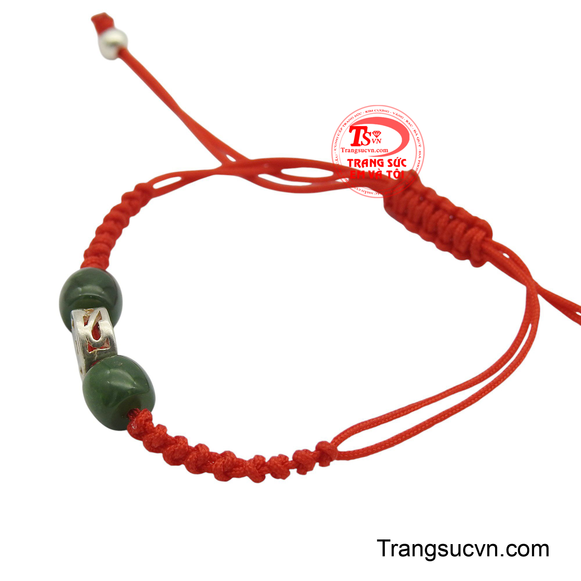 Hai bên là những viên ngọc cẩm thạch xanh thẫm, mang vẻ đẹp tự nhiên và được tin là thu hút năng lượng tích cực, xua đi những điều không may.
