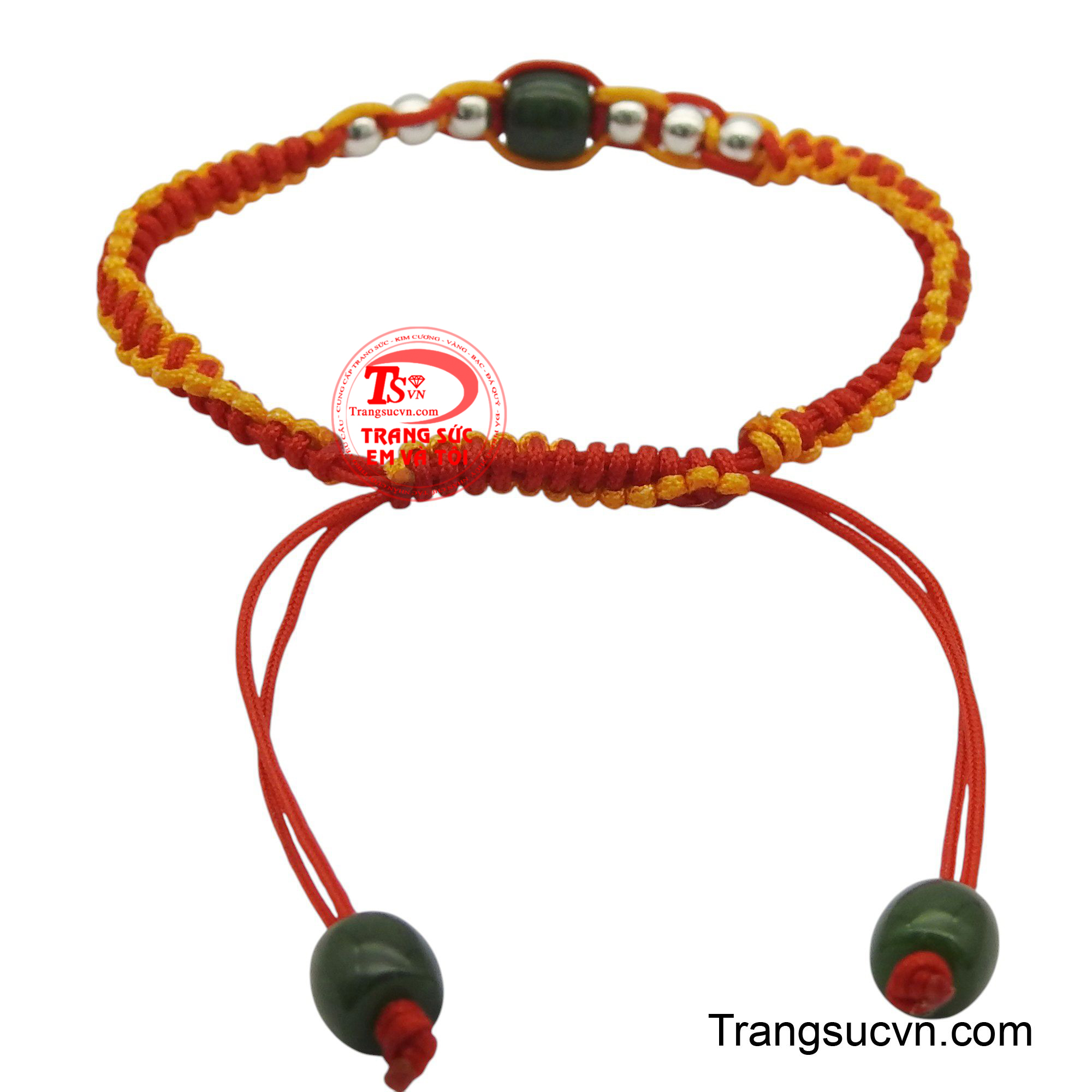 Điểm nhấn trung tâm là viên ngọc cẩm thạch xanh thẫm, mang vẻ đẹp tự nhiên và được cho là thu hút năng lượng tích cực, xua đi những điều không may.