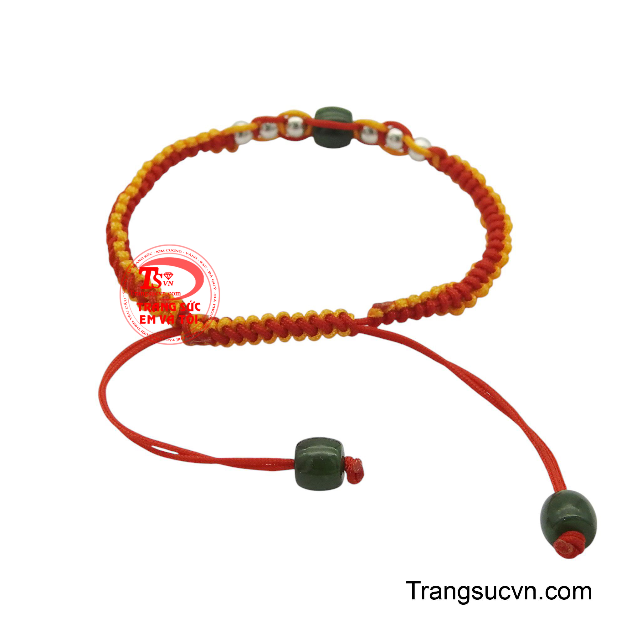 Xen kẽ là những hạt bạc tròn sáng bóng, tạo nên sự cân bằng và làm nổi bật vẻ đẹp của ngọc.