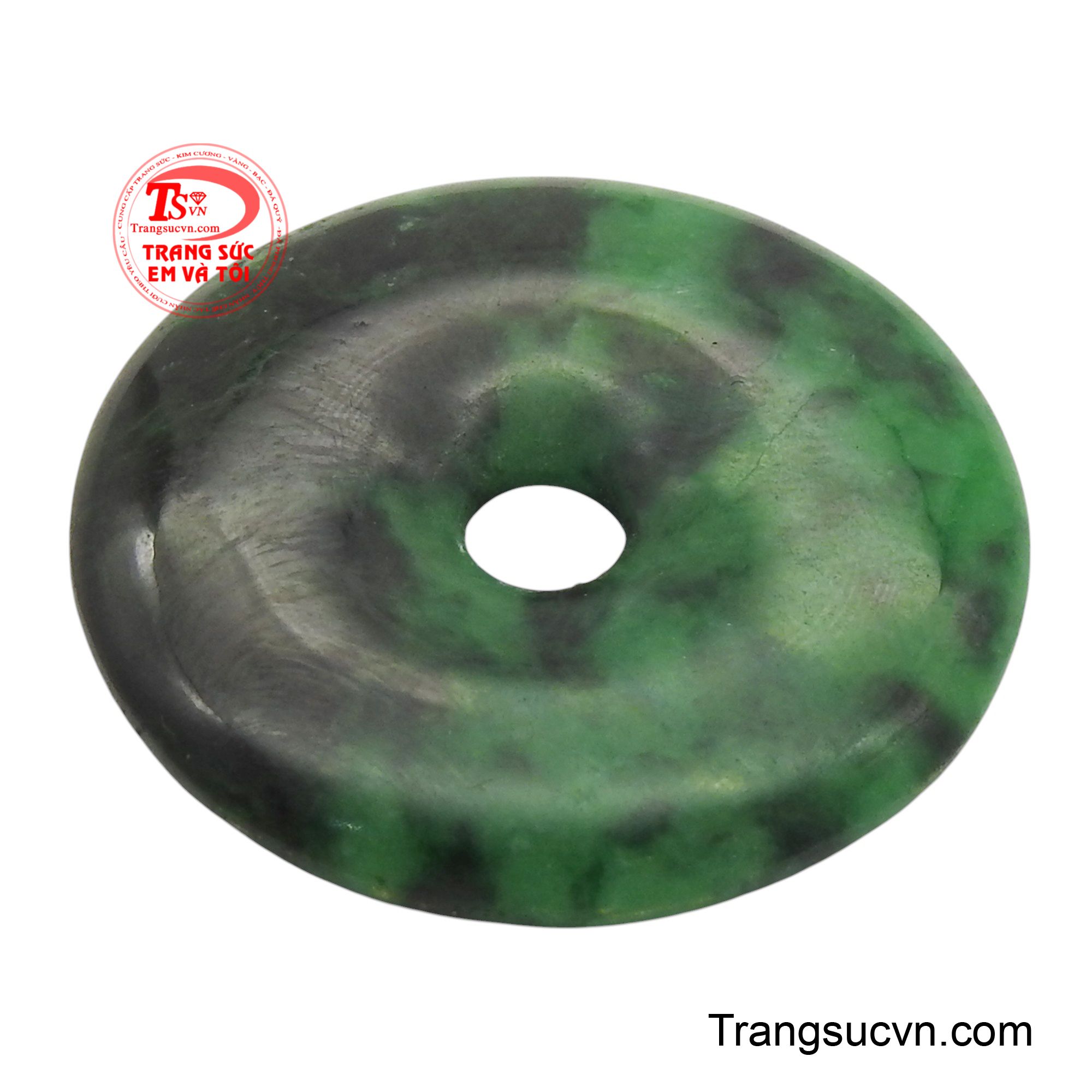 Sắc xanh của ngọc như mang theo sự tĩnh lặng của rừng già, xoa dịu những lo toan trong tâm trí.