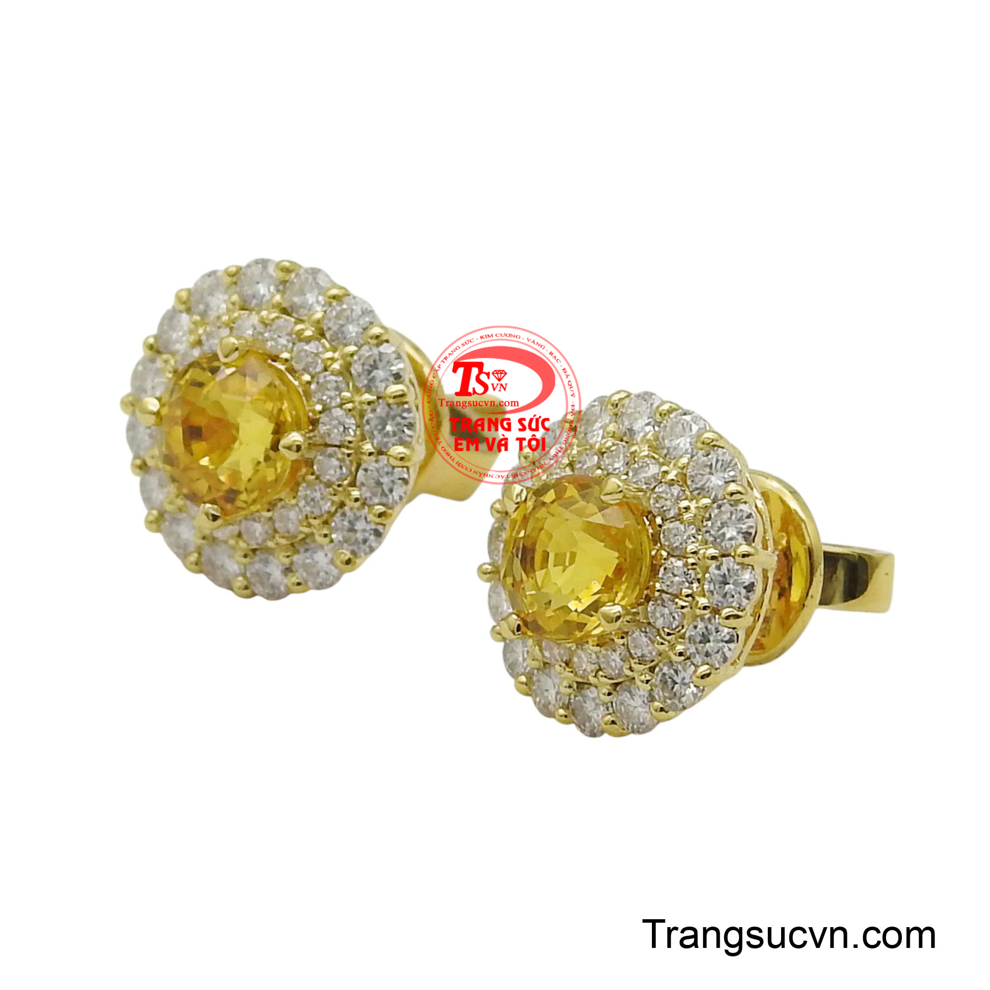 Điểm nổi bật của đôi hoa tai là viên đá chủ sapphire màu vàng lấp lánh mang lại điểm nhấn giúp đôi tai nàng trở nên quyến rũ hơn.