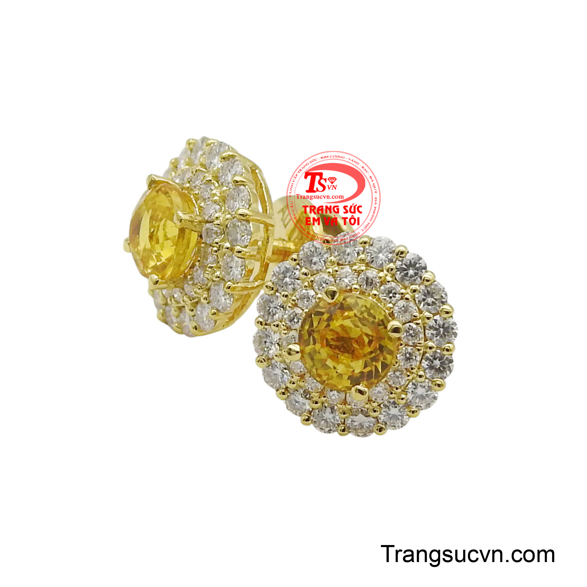 Xung quanh viên đá chủ là những viên đá Moisanite nhỏ xếp thành một vòng tròn sáng như ánh kim cương càng làm tăng thêm vẻ đẹp của đôi hoa tai.
