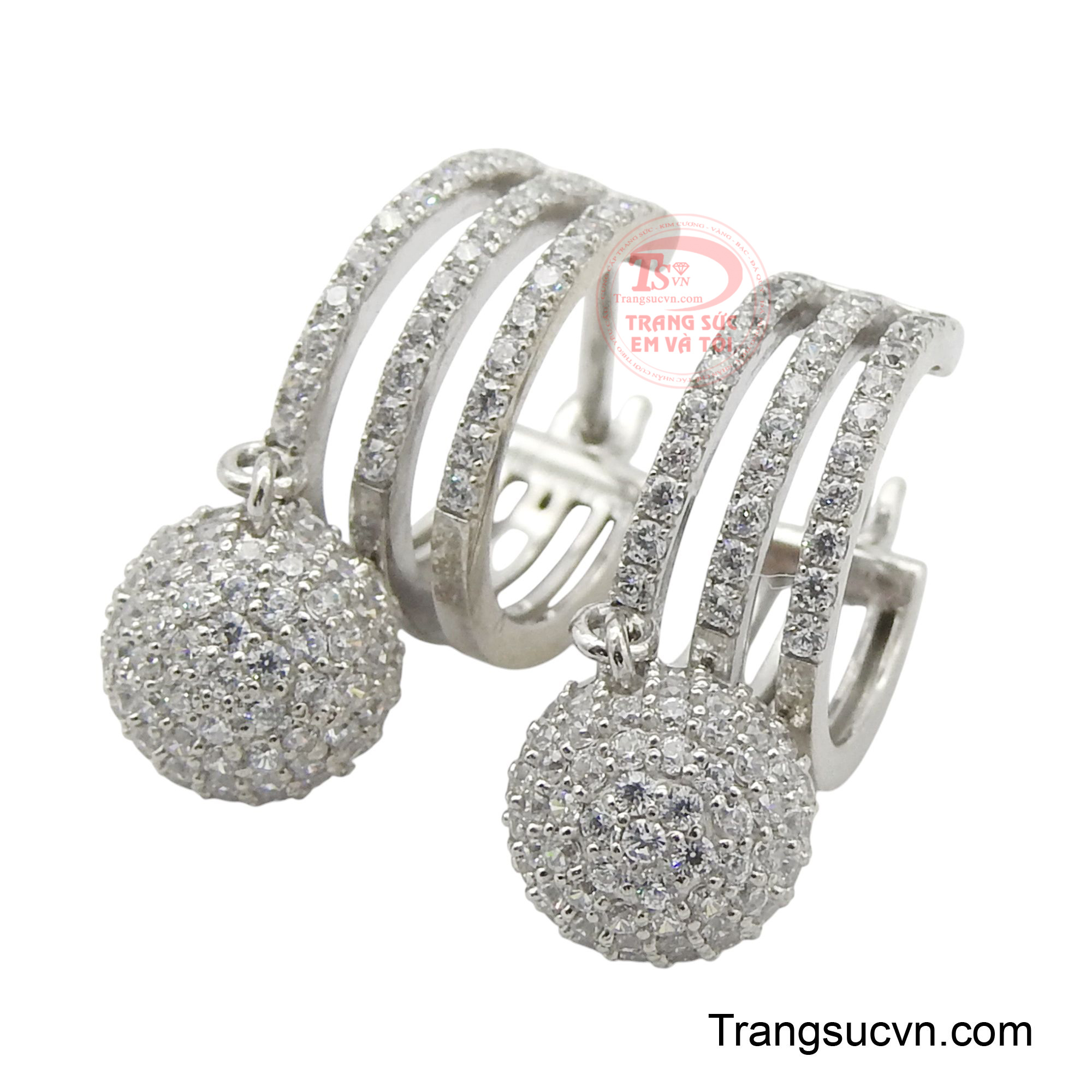 Điểm xuyết trên đó là những viên đá CZ lấp lánh, tựa như những giọt sương mai, mang đến vẻ đẹp quyến rũ và thu hút mọi ánh nhìn.