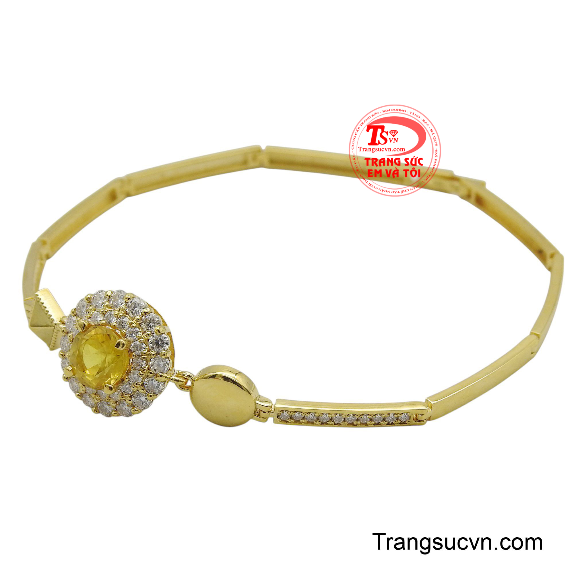 Điểm nhấn trung tâm là viên đá sapphire vàng chanh rực rỡ, được cắt giác tinh xảo, tỏa sáng như một vầng mặt trời thu nhỏ.
