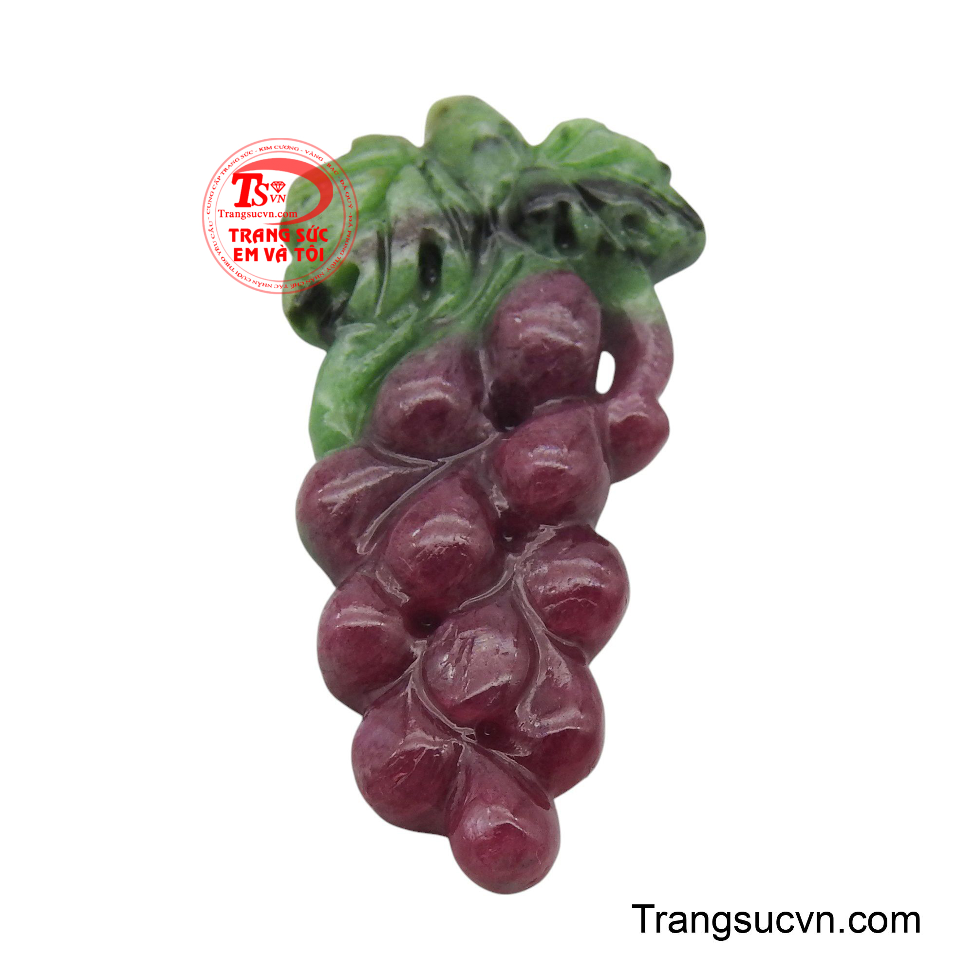 Mỗi viên ruby nhỏ được gọt giũa khéo léo, tạo hình những quả nho căng tròn, với sắc đỏ tía rực rỡ đặc trưng.