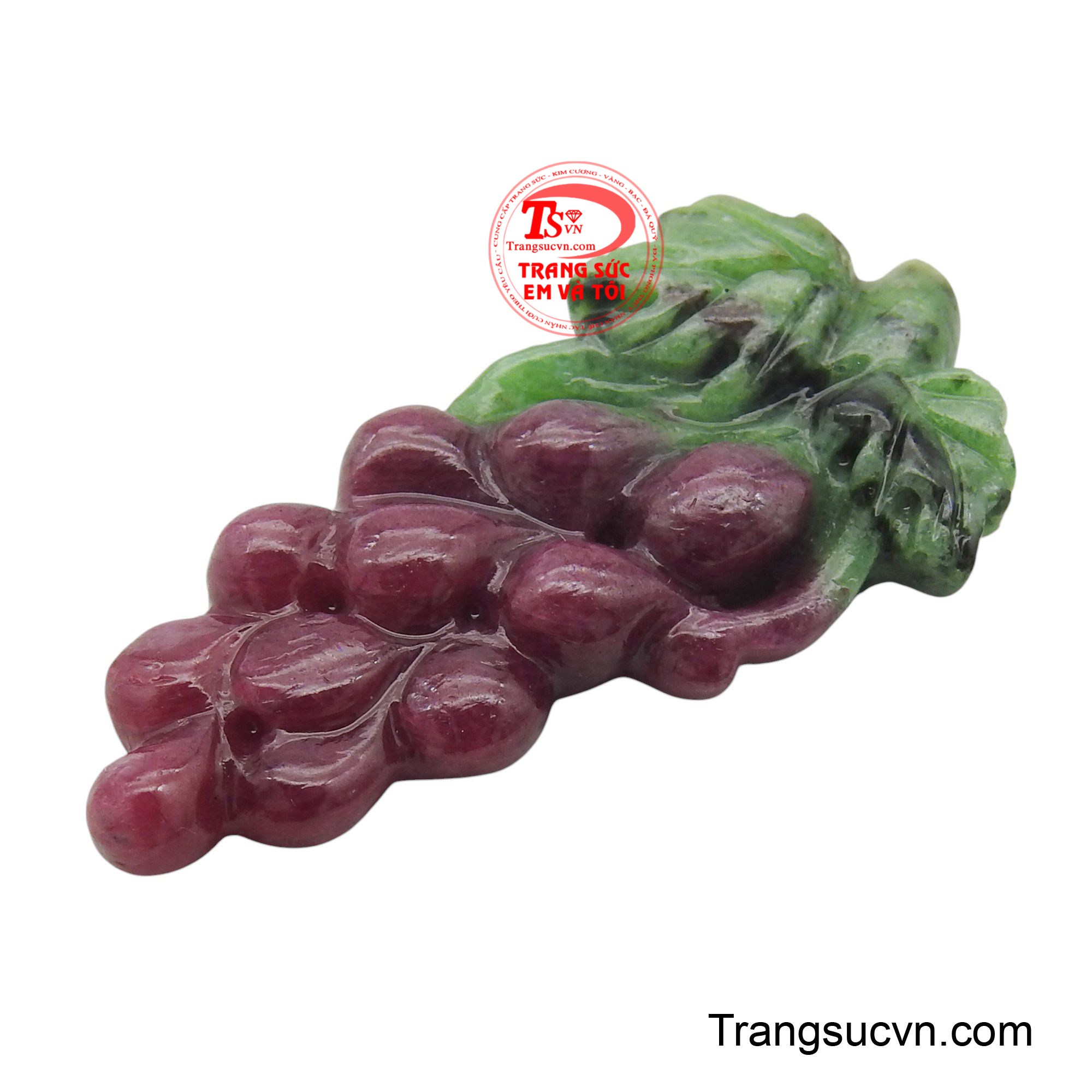 Phần cuống và lá nho được chạm khắc tỉ mỉ, có thể từ đá màu xanh hoặc được tạo hình để tăng thêm sự sống động.