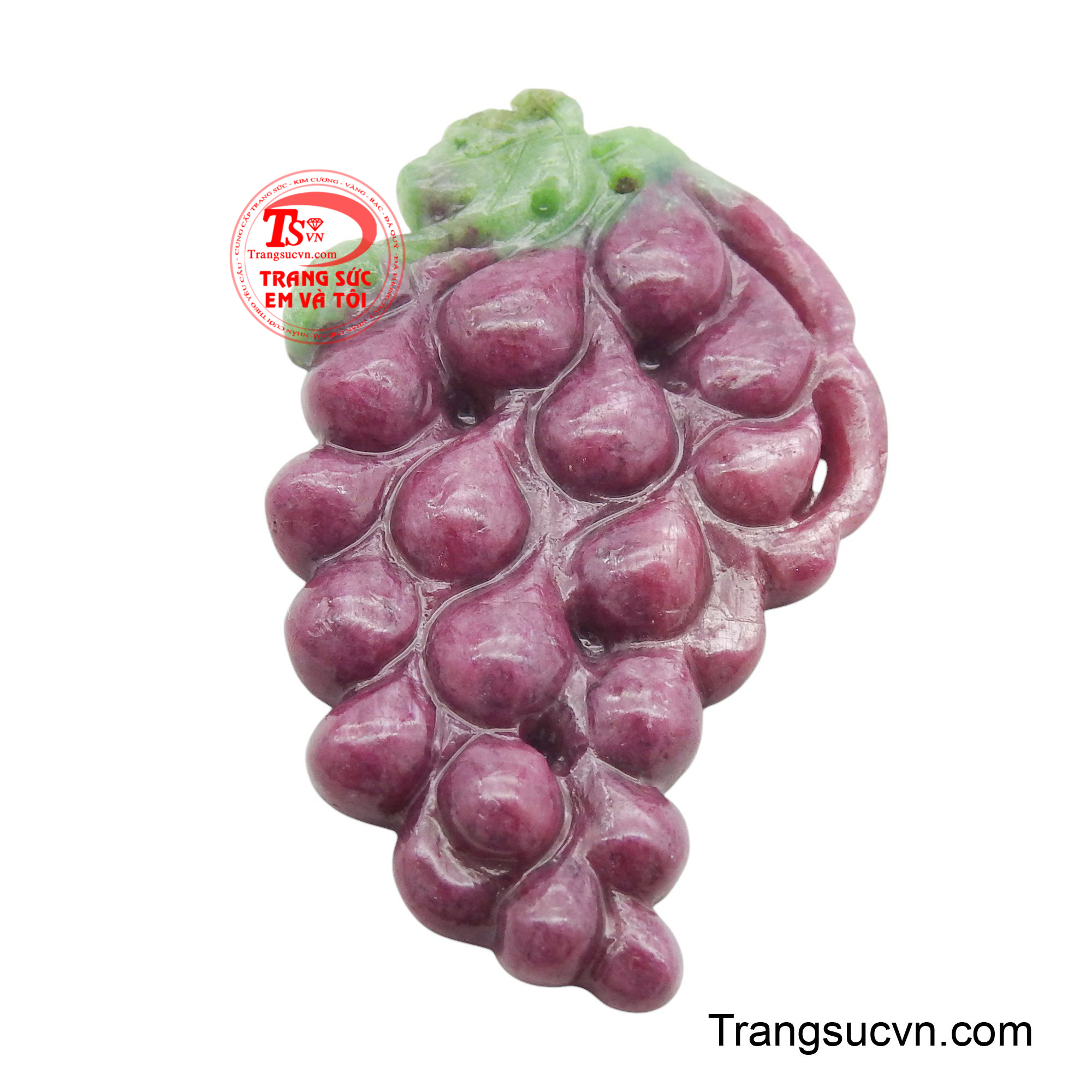 Mỗi viên đá ruby nhỏ được gọt giũa tỉ mỉ, tạo hình những quả nho căng mọng, với sắc đỏ tía đặc trưng của ruby.