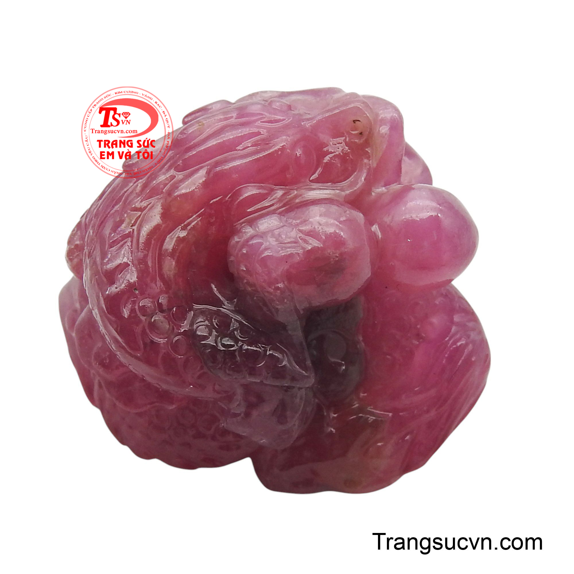 Mặt dây Ruby rồng quyền lực được chạm khắc hình rồng ngậm viên minh châu.