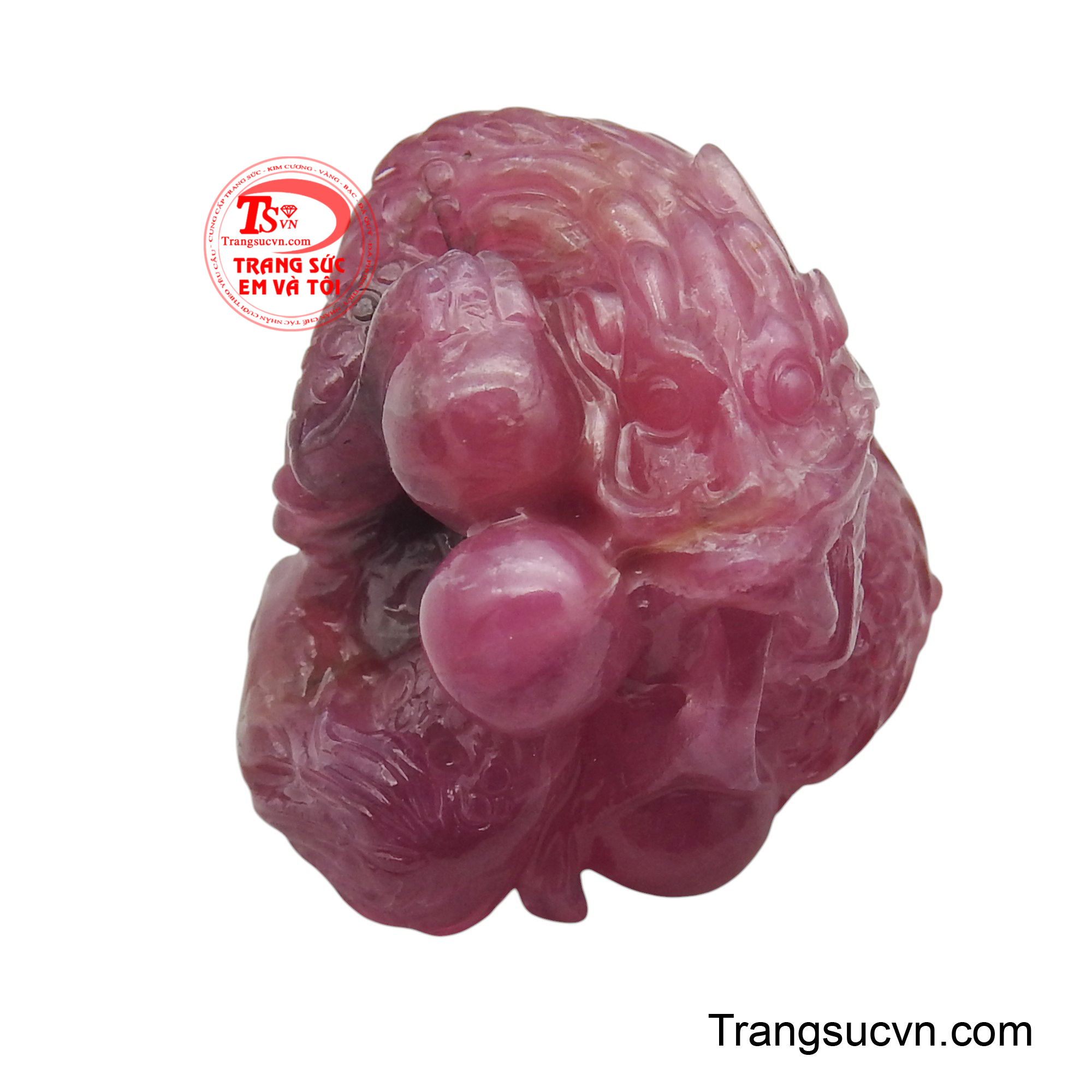 Từng chi tiết vảy rồng, móng rồng và ánh mắt rồng đều được chạm khắc tinh xảo, sống động, thể hiện sự khéo léo và tài hoa của người nghệ nhân.
