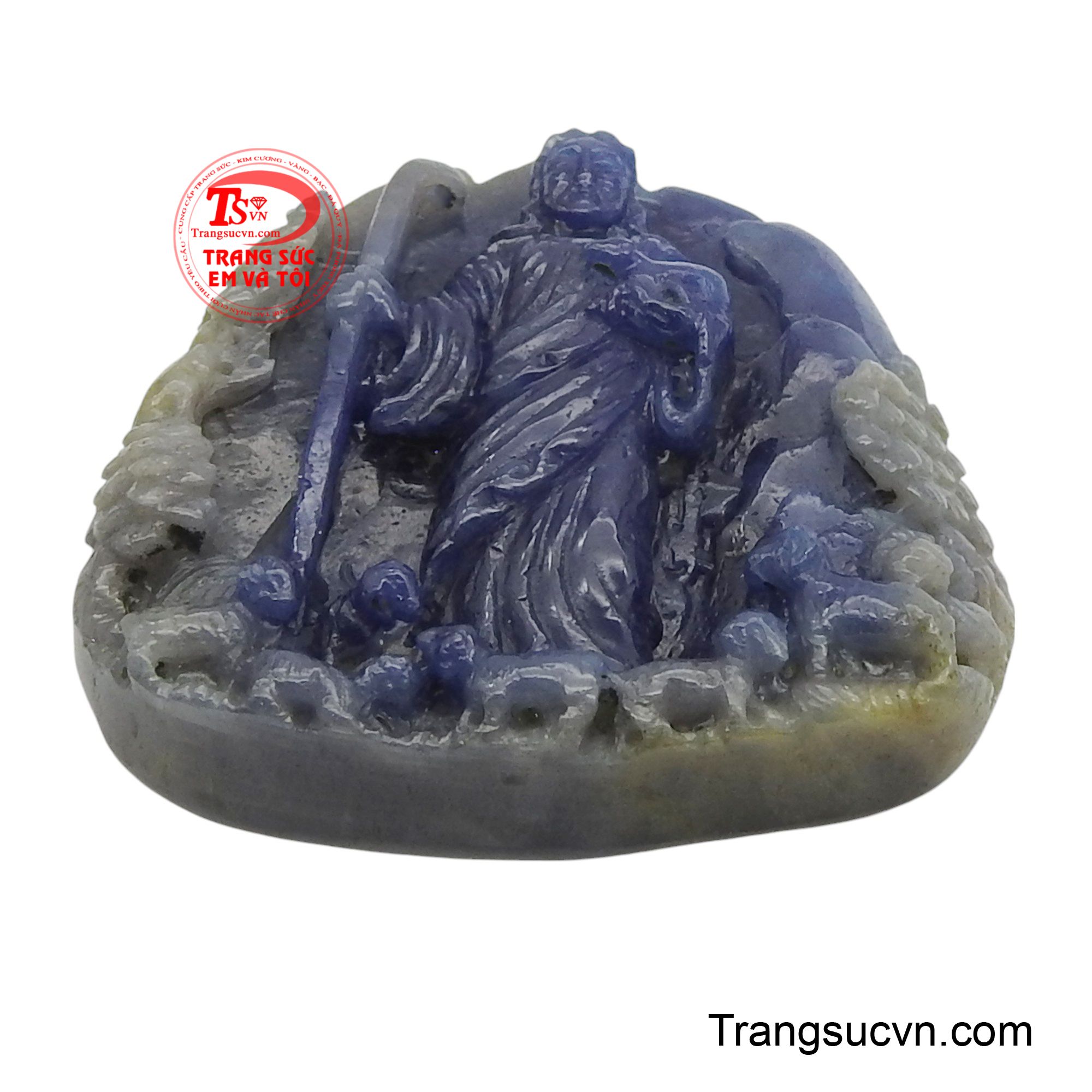 Sắc xanh thẳm của sapphire, viên đá của sự trung thực và trí tuệ, làm nổi bật thần thái kiên nghị, bất khuất của Ngài.