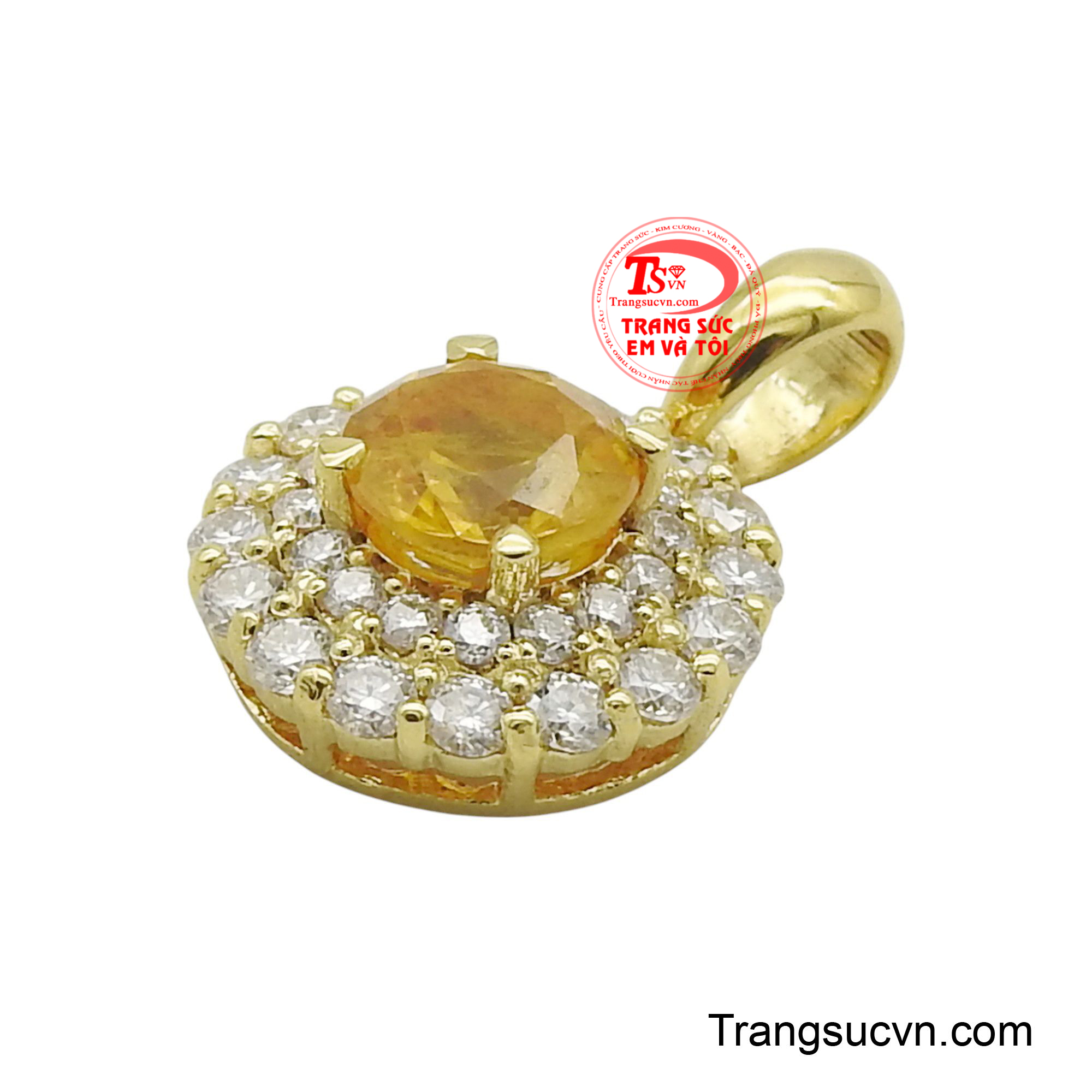 Viên sapphire được ôm trọn bởi một vòng hào quang kép từ những viên Moisanite nhỏ lấp lánh, tạo nên một hiệu ứng ánh sáng vô cùng bắt mắt và tăng thêm vẻ sang trọng tột bậc.