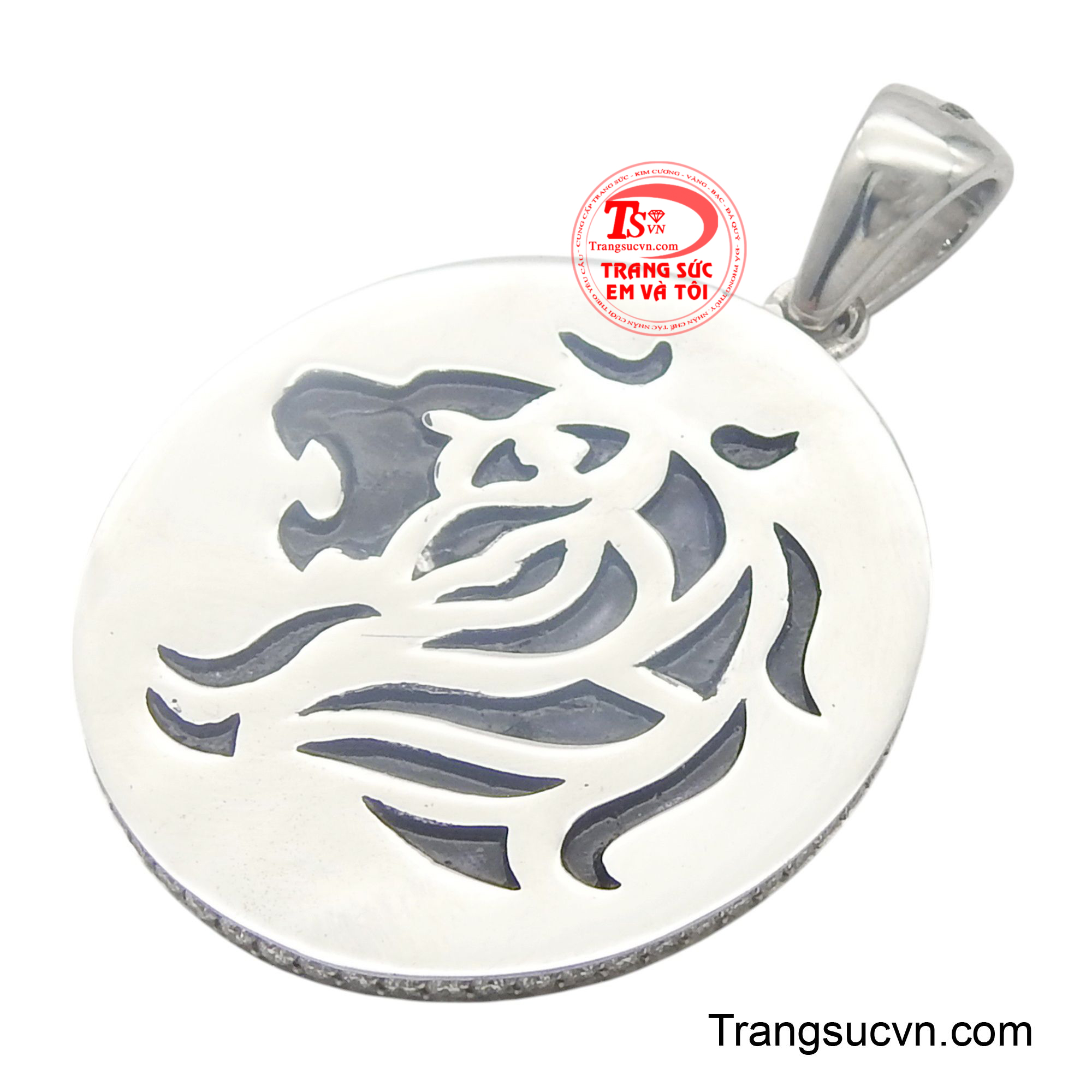 Với chất liệu vàng trắng sang trọng làm nổi bật vẻ đẹp của kim cương, thể hiện đẳng cấp và phong cách riêng biệt.