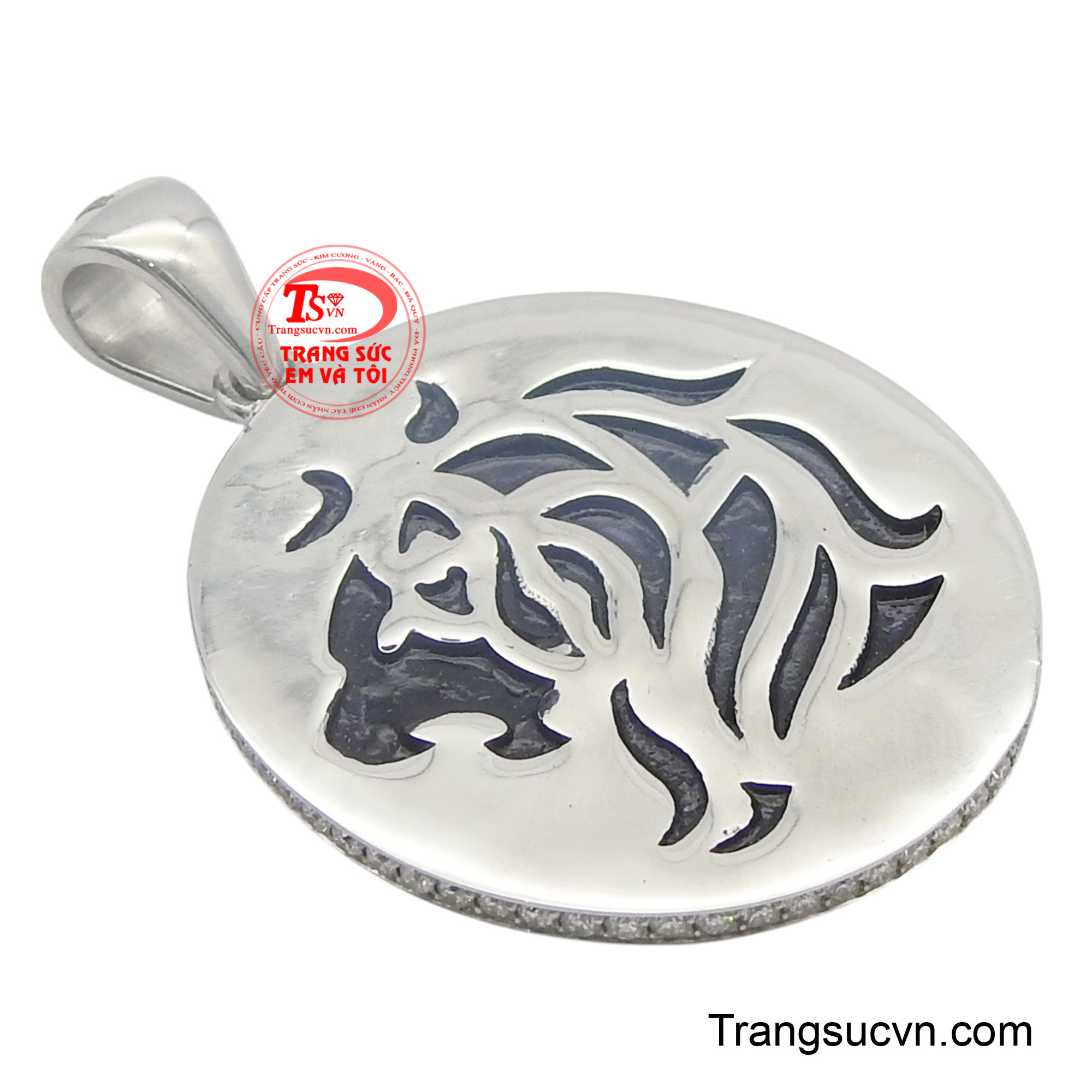 Chiếc mặt dây chuyền này không chỉ là điểm nhấn hoàn hảo cho trang phục, mà còn là lời khẳng định về sự tự tin và thành công của người đàn ông hiện đại.