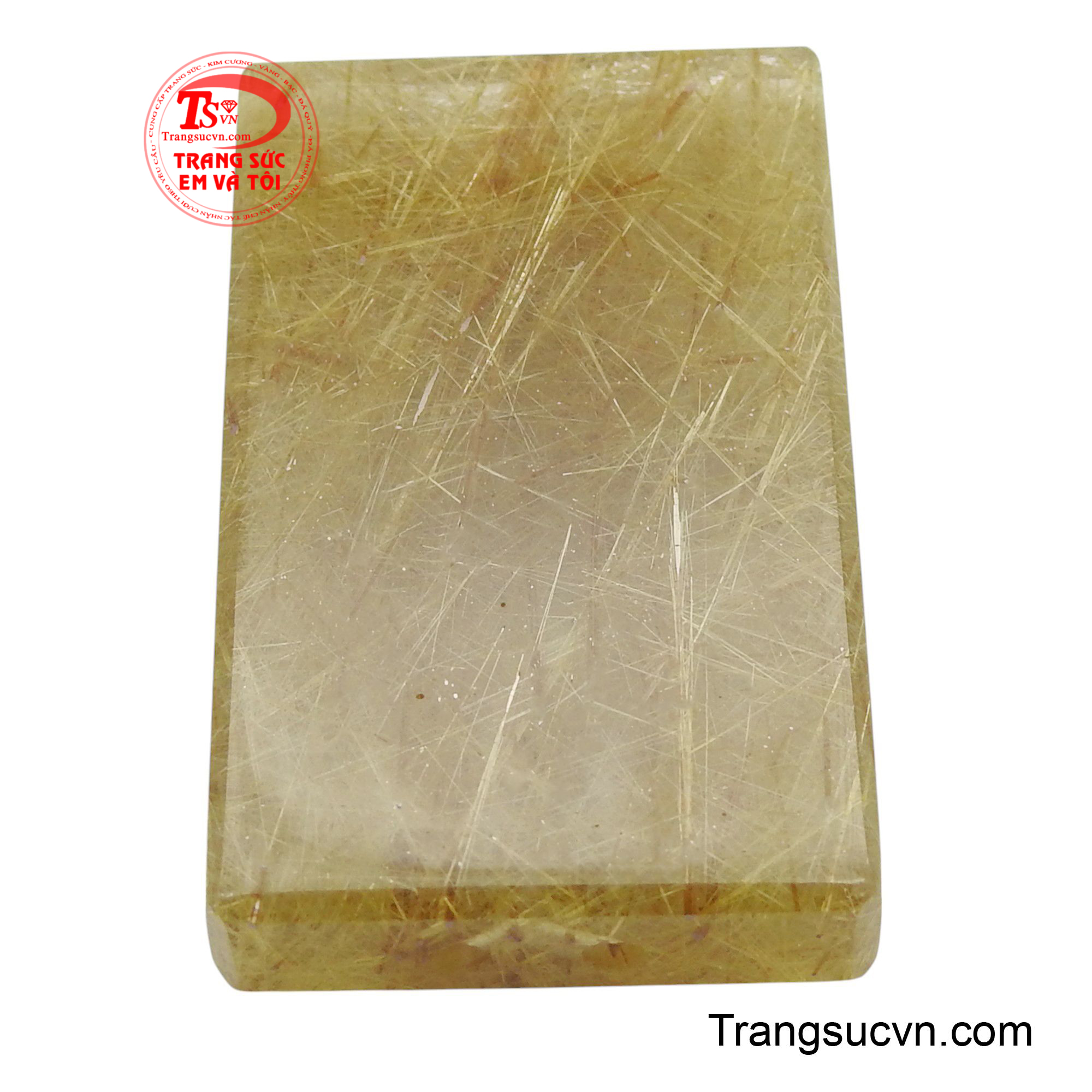 Mặt dây Vô Sự Bài thạch anh tóc được chế tác tinh xảo, mang lại lịch thiệp cho người sử dụng.