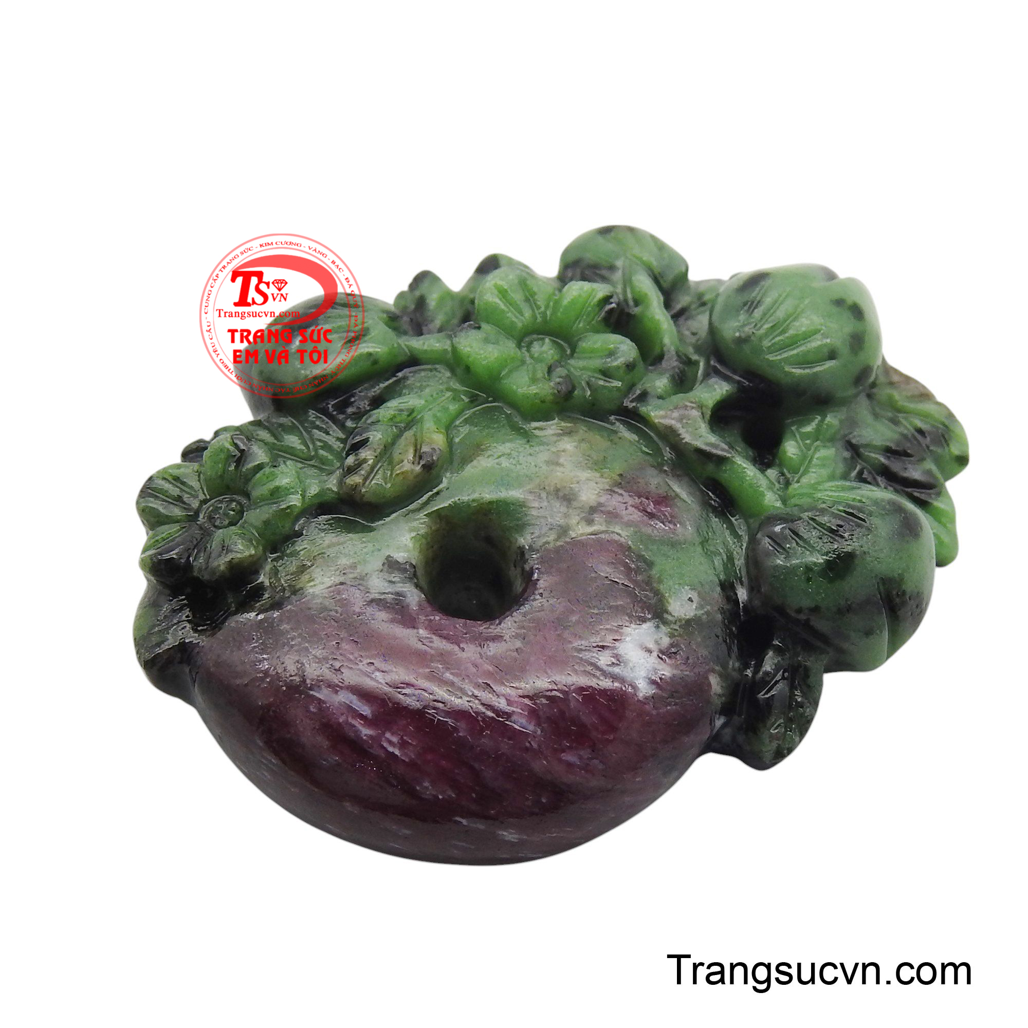 Sự kết hợp hài hòa giữa sắc đỏ tía đặc trưng của ruby và màu xanh lục tự nhiên của đá tạo nên một tổng thể ấn tượng, mang đậm vẻ đẹp của thiên nhiên.