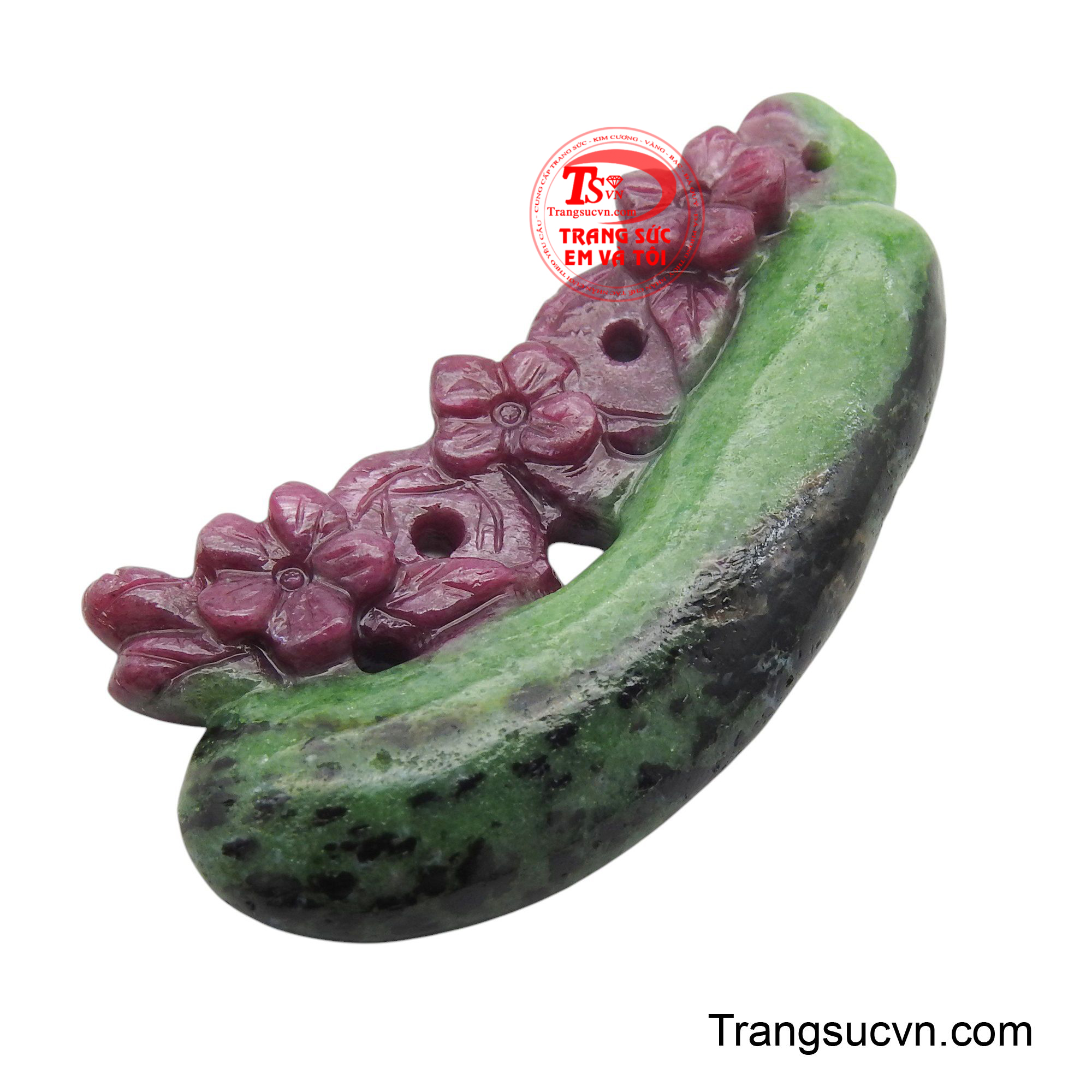 Sự kết hợp khéo léo giữa sắc đỏ của đá Ruby với màu xanh lục tự nhiên của đá, tạo nên một tổng thể hài hòa và sống động.