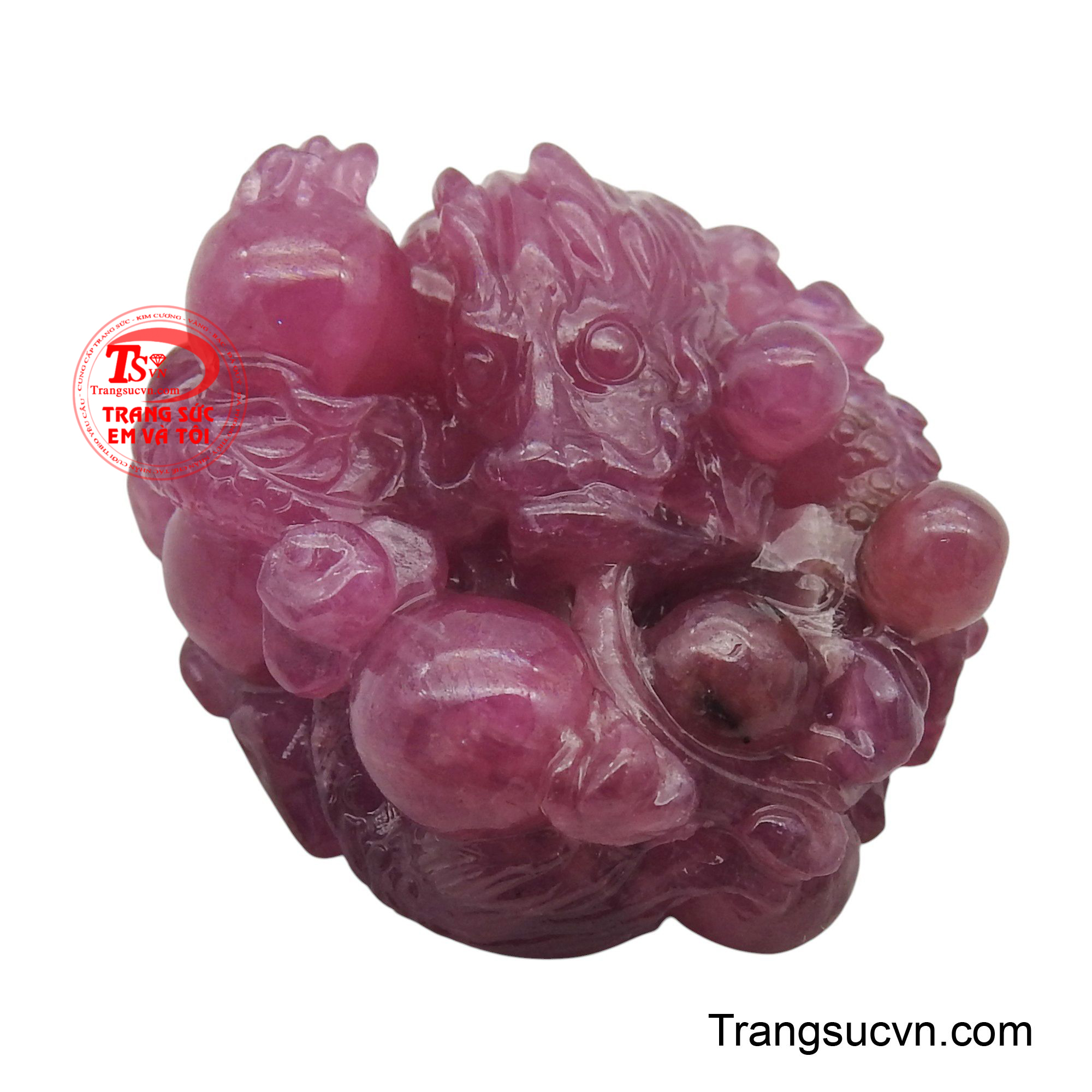 Sắc đỏ mạnh mẽ của ruby làm nổi bật sự uy nghi và quyền lực của linh vật rồng.