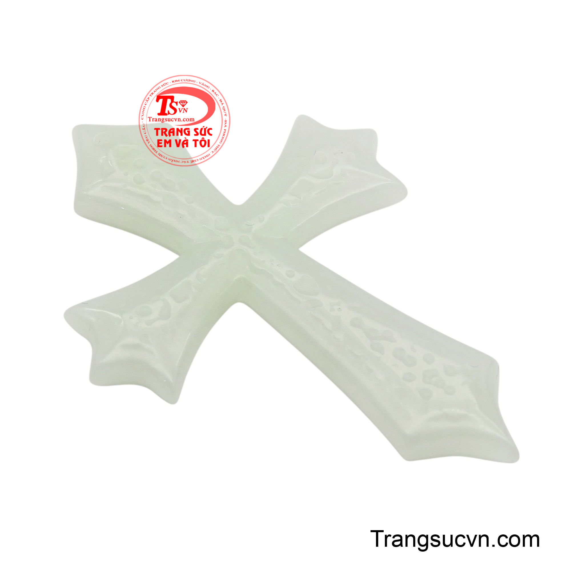 Bề mặt ngọc được đánh bóng mịn màng, phô bày độ trong và vẻ đẹp tự nhiên của đá.