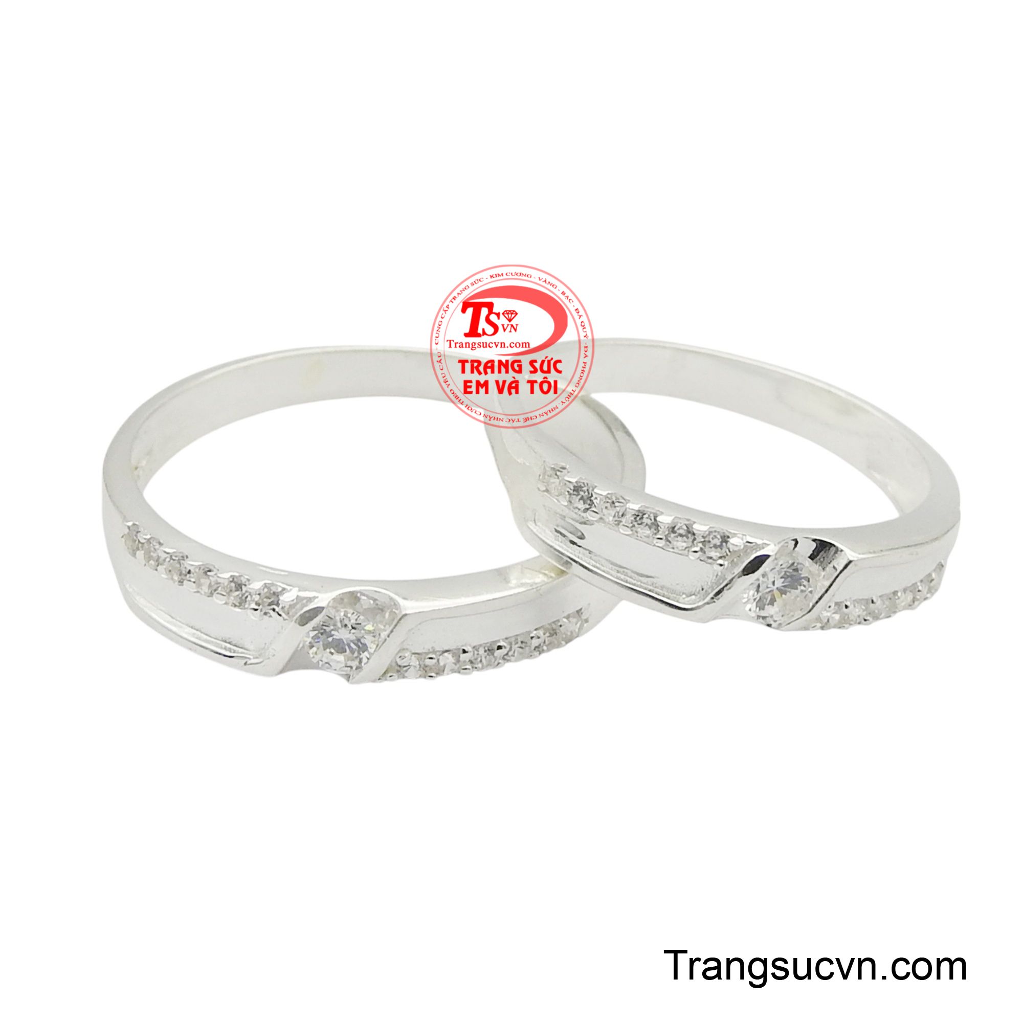 Nhẫn bạc đôi gắn kế là biểu tượng hoàn hảo cho tình yêu đôi lứa bền chặt, với thiết kế tinh tế và hiện đại.
