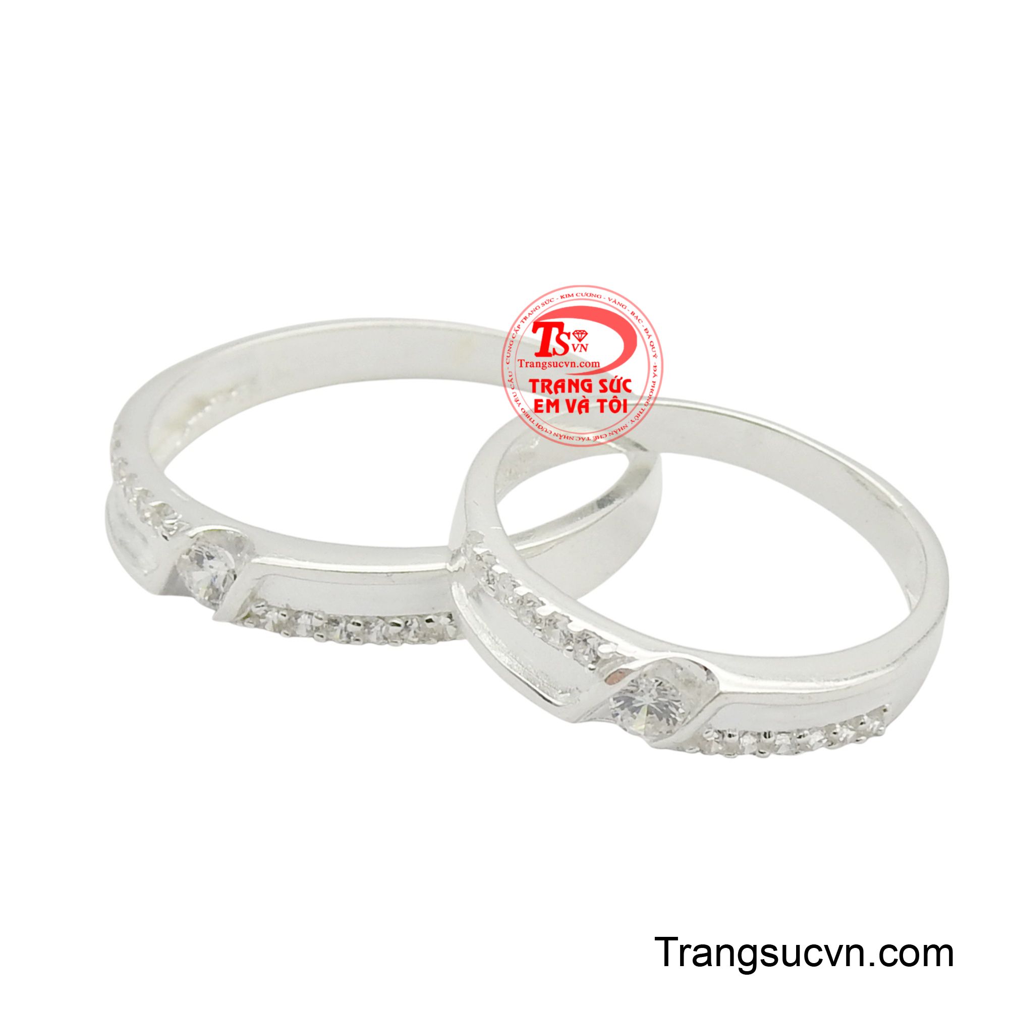 Mỗi chiếc nhẫn được chế tác tỉ mỉ, nổi bật bởi đường nét uốn lượn mềm mại và những viên đá lấp lánh được đính kết khéo léo, tạo nên vẻ đẹp sang trọng và lấp lánh.