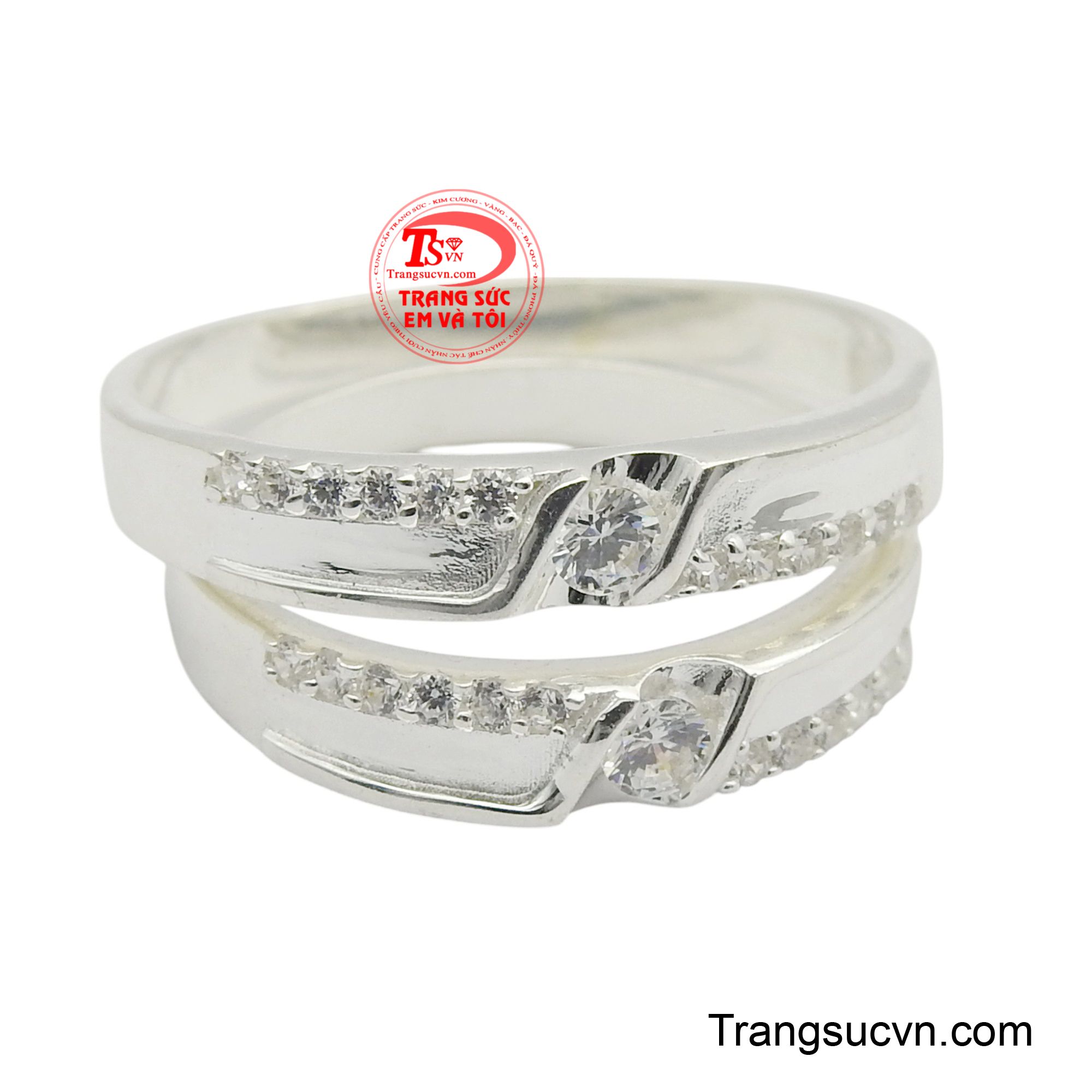 Sự đồng điệu trong thiết kế của hai chiếc nhẫn thể hiện sự gắn kết không thể tách rời giữa hai tâm hồn, là minh chứng cho một tình yêu vĩnh cửu và son sắt.