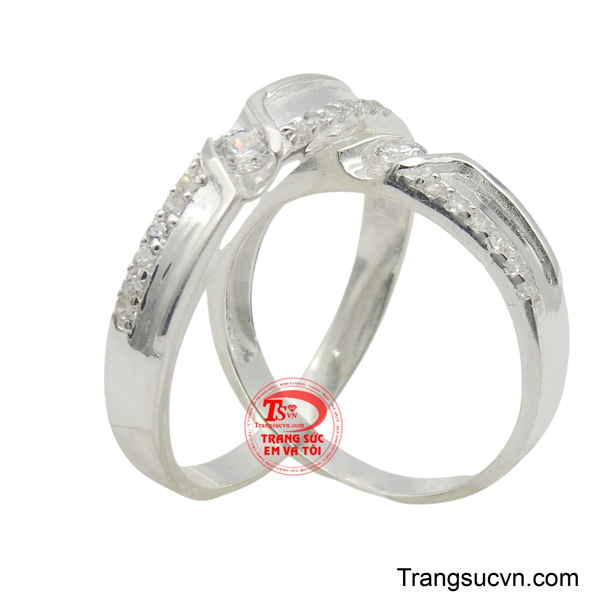 Đeo đôi nhẫn này, mỗi cặp đôi sẽ cảm nhận được sự hiện diện của người yêu thương, như một lời nhắc nhở về tình cảm chân thành và sự gắn bó khăng khít.