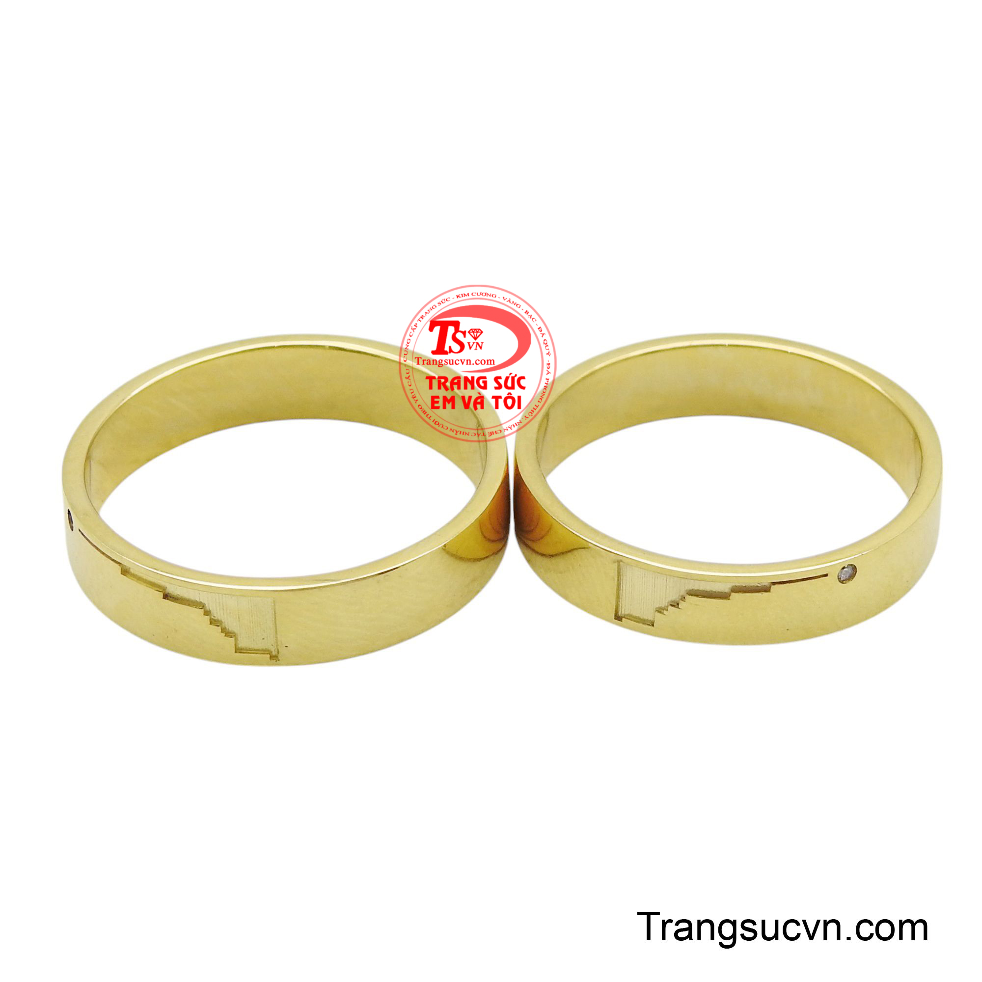 Với chất liệu vàng 18K ấm áp ôm trọn viên kim cương tinh khiết, tựa như tình cảm chân thành được gìn giữ và trân trọng.