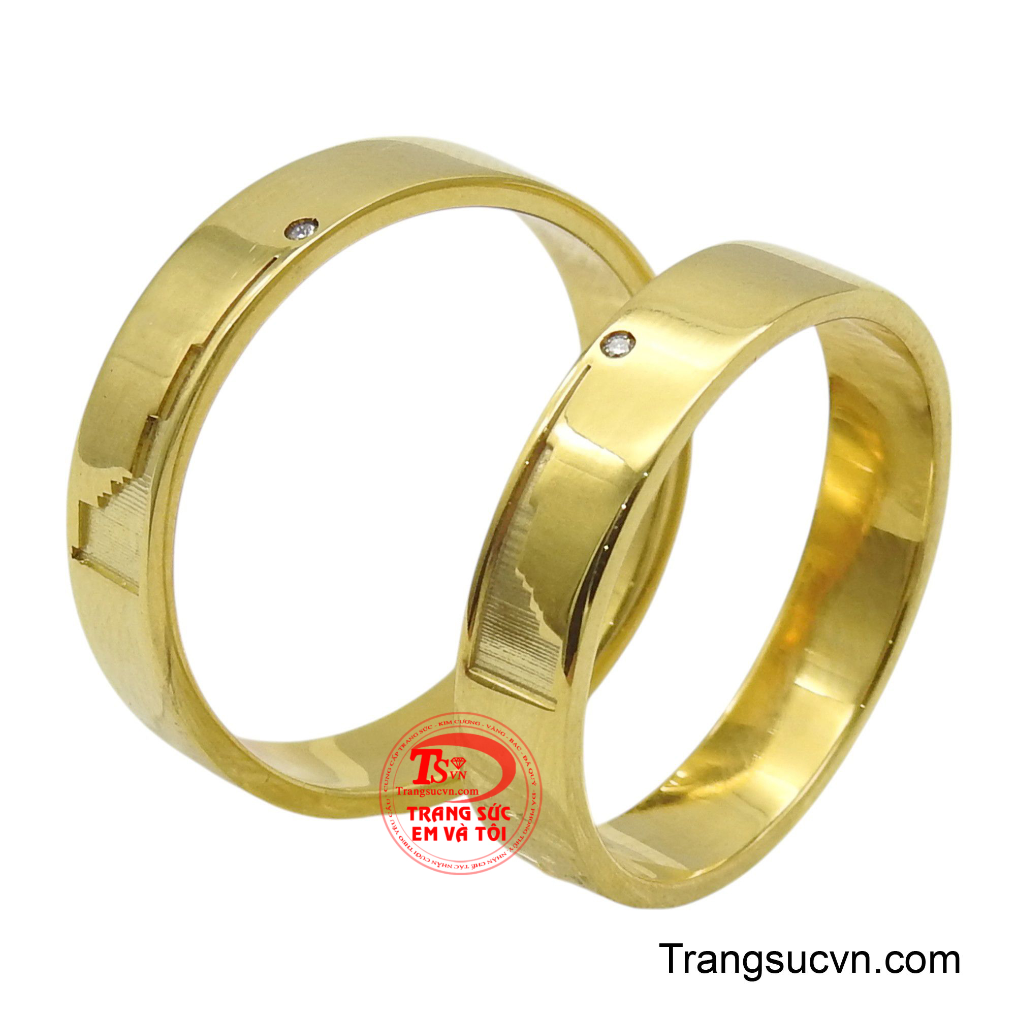Viên kim cương lấp lánh không chỉ tô điểm thêm vẻ đẹp sang trọng mà còn tượng trưng cho sự kiên định, không thể phá vỡ của tình yêu đôi lứa.